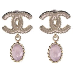 Pendientes colgantes con esmalte y cristal y logotipo "CC" de Chanel