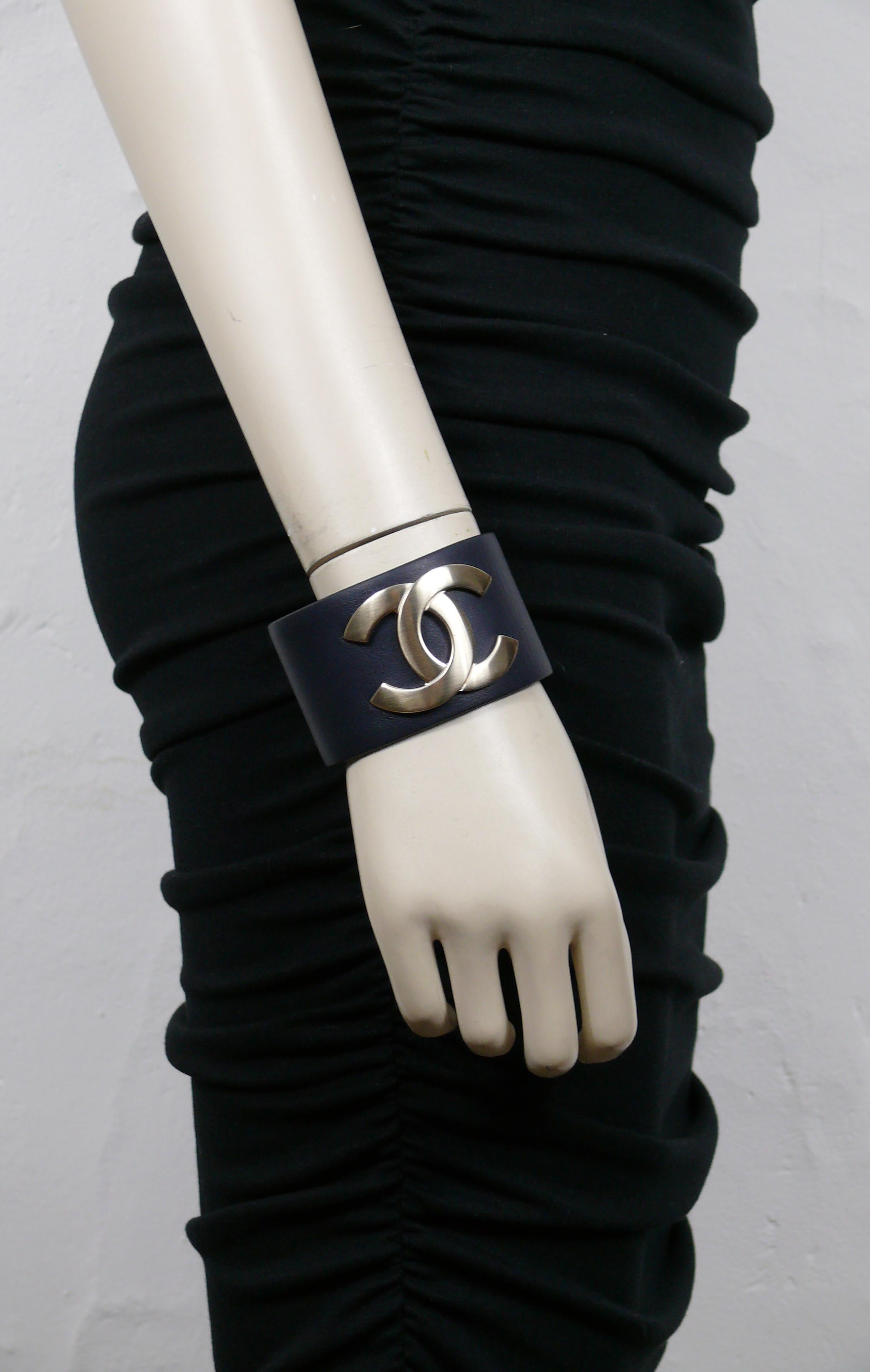****** IMPORTANT INFORMATION ******
Please note that the true color of this cuff is DARK NAVY BLUE - NOT black !

CHANEL dark navy blue wide leather cuff bracelet featuring a pale gold tone CC logo at the centre.

Exclusive Edition December
