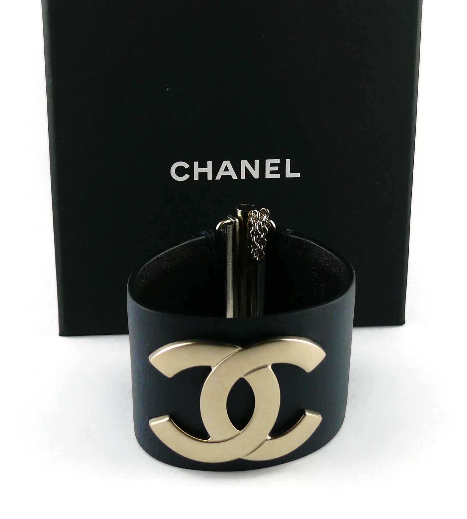 Chanel CC Logo Exclusive Edition 2017 Wide Dark Navy Blue Leather Cuff Bracelet In Excellent Condition In Nice, FR