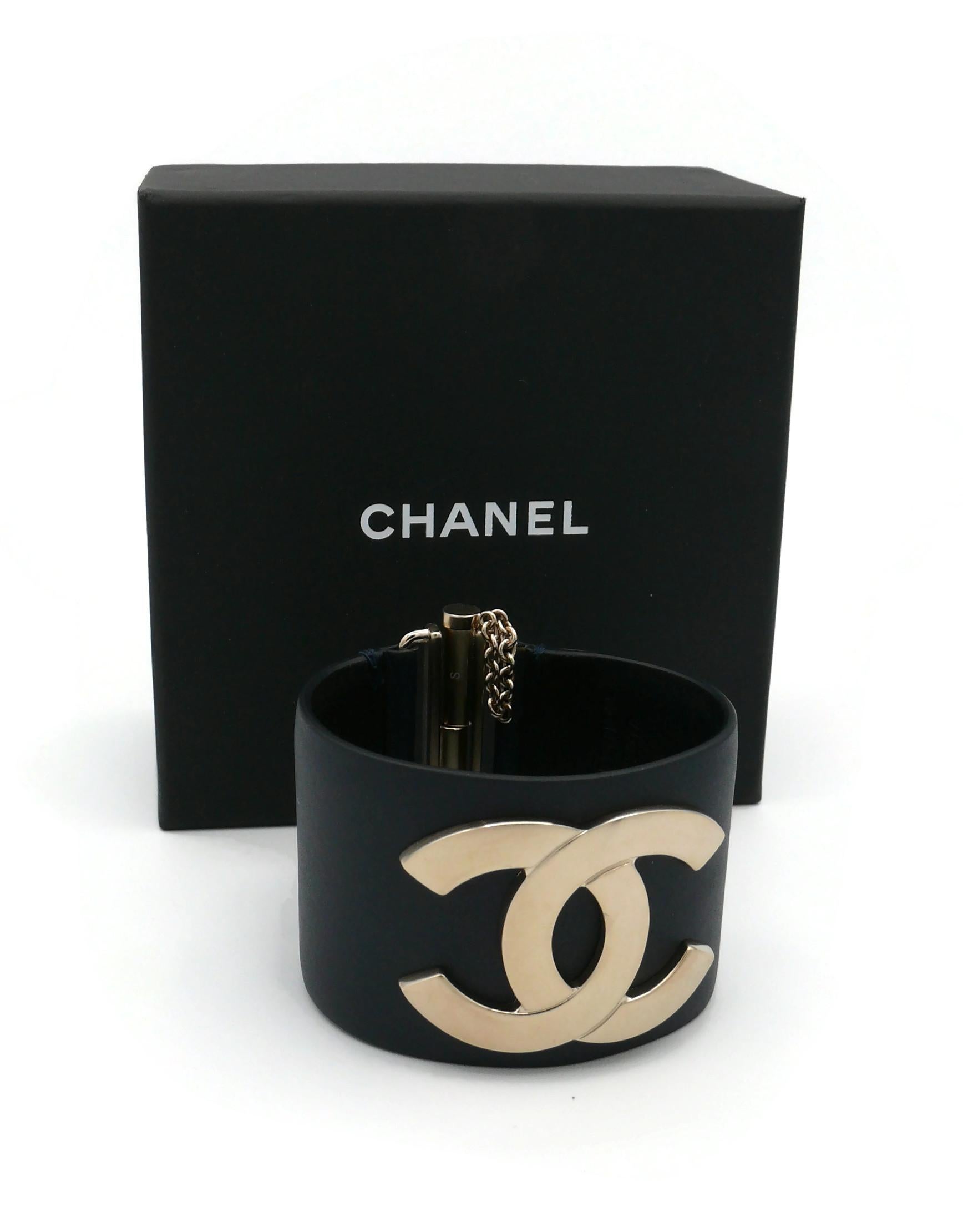 Chanel CC Logo Exclusive Edition 2017 Wide Dark Navy Blue Leather Cuff Bracelet In Excellent Condition For Sale In Nice, FR