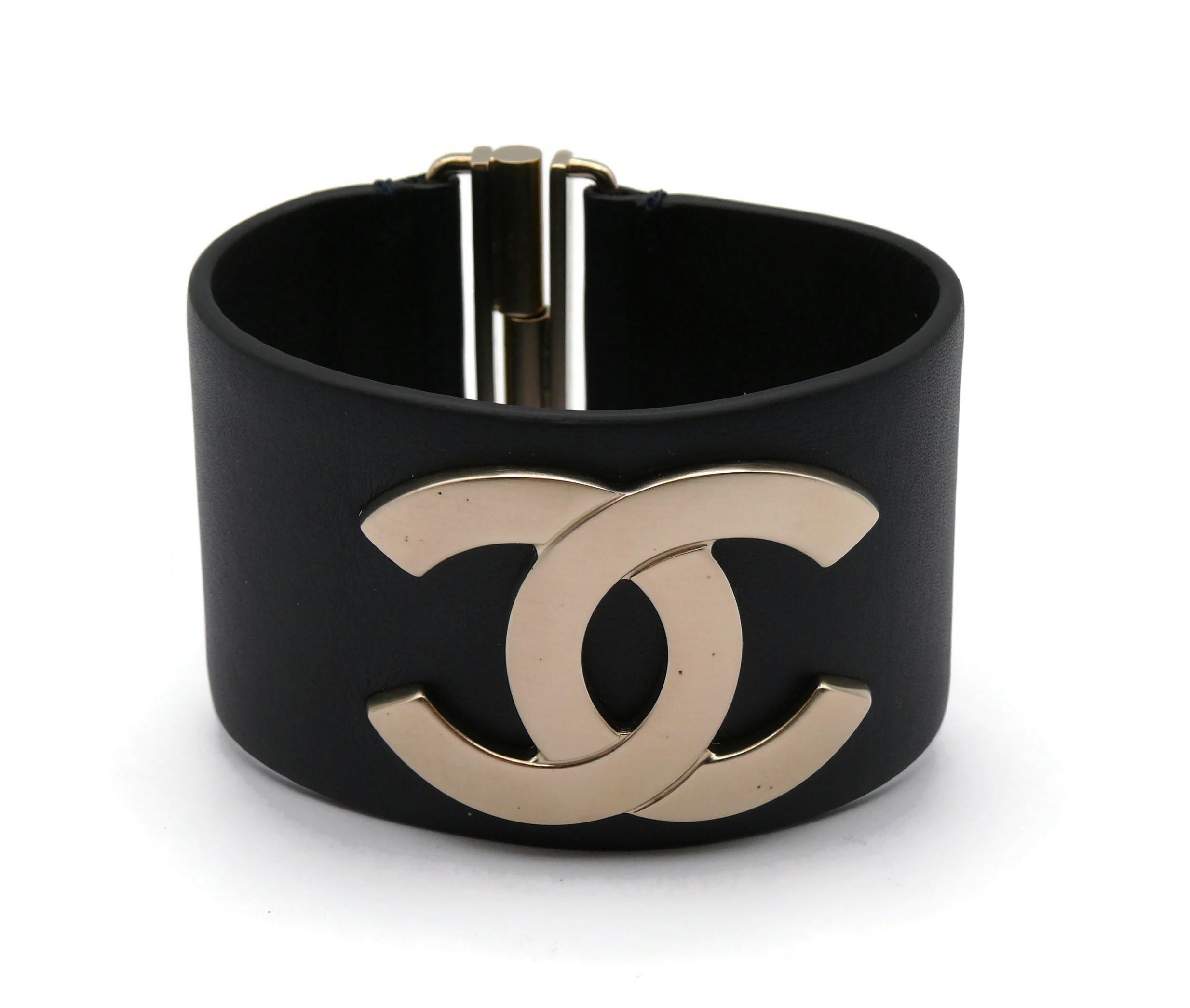 CHANEL CC Logo Exclusive Edition 2017 Wide Dark Navy Blue Leather Cuff Bracelet In Good Condition In Nice, FR