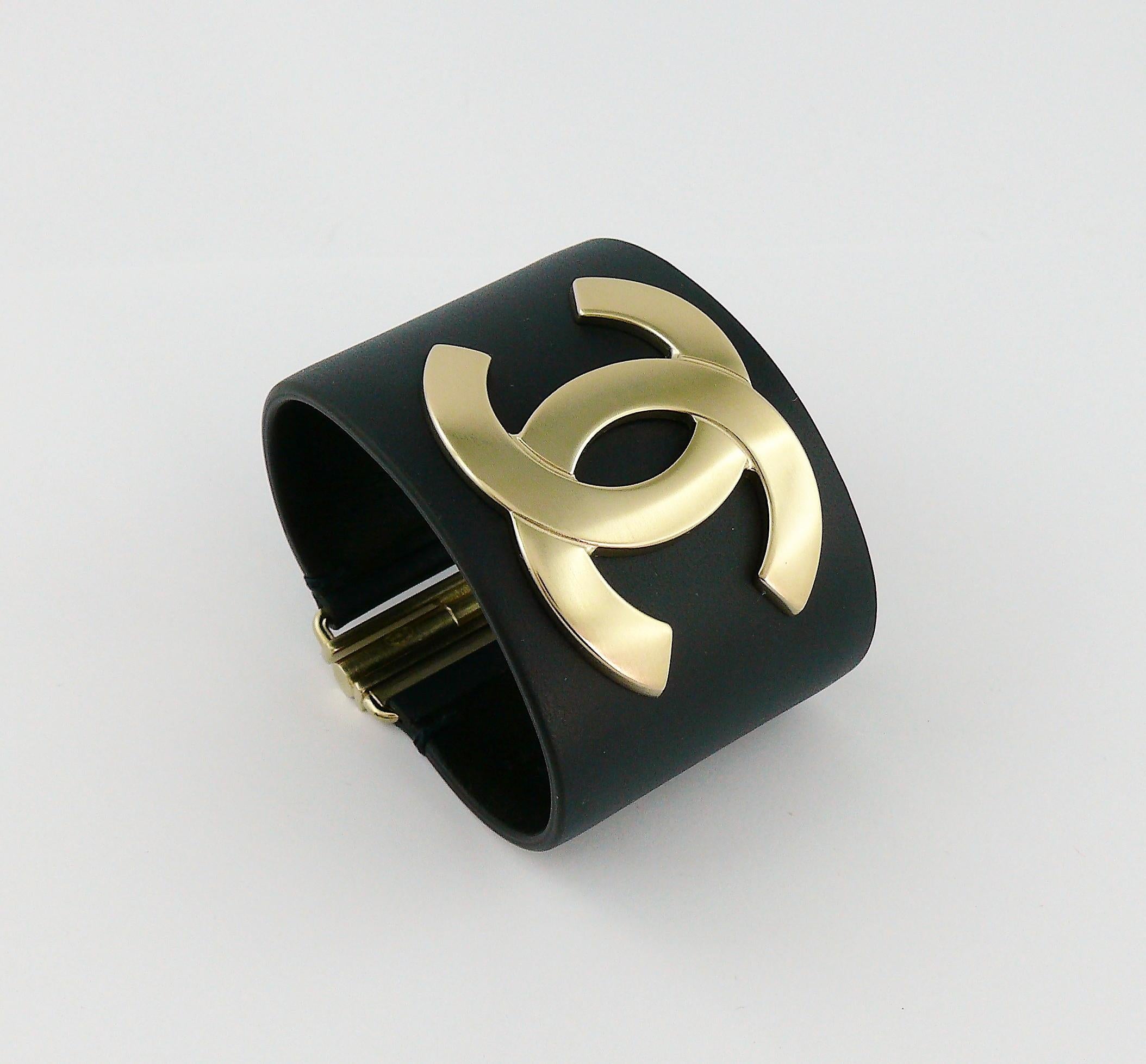 CHANEL dark navy blue wide leather cuff bracelet featuring a pale gold toned CC logo at the centre.

Exclusive Edition December 2017.

Laser mark CHANEL G18 C MADE IN ITALY.
Embossed on the leather EXCLUSIVE EDITION DECEMBER 2017.

Size mark reads :