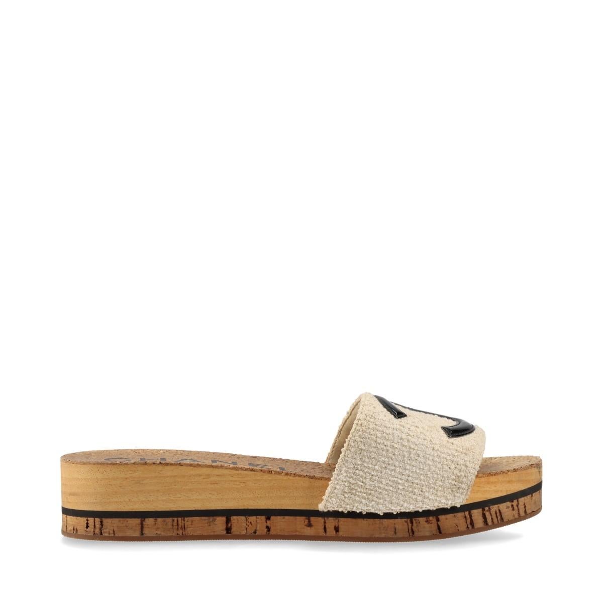 Chanel CC Logo Fabric Wooden Sandal Ivory x Brown In Good Condition In Humacao, PR