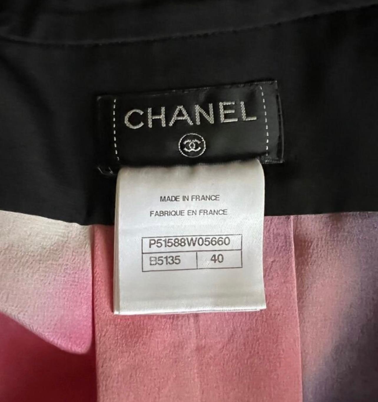 Chemisier en soie Chanel CC Logo Fashion Manifesto Runway en vente 2