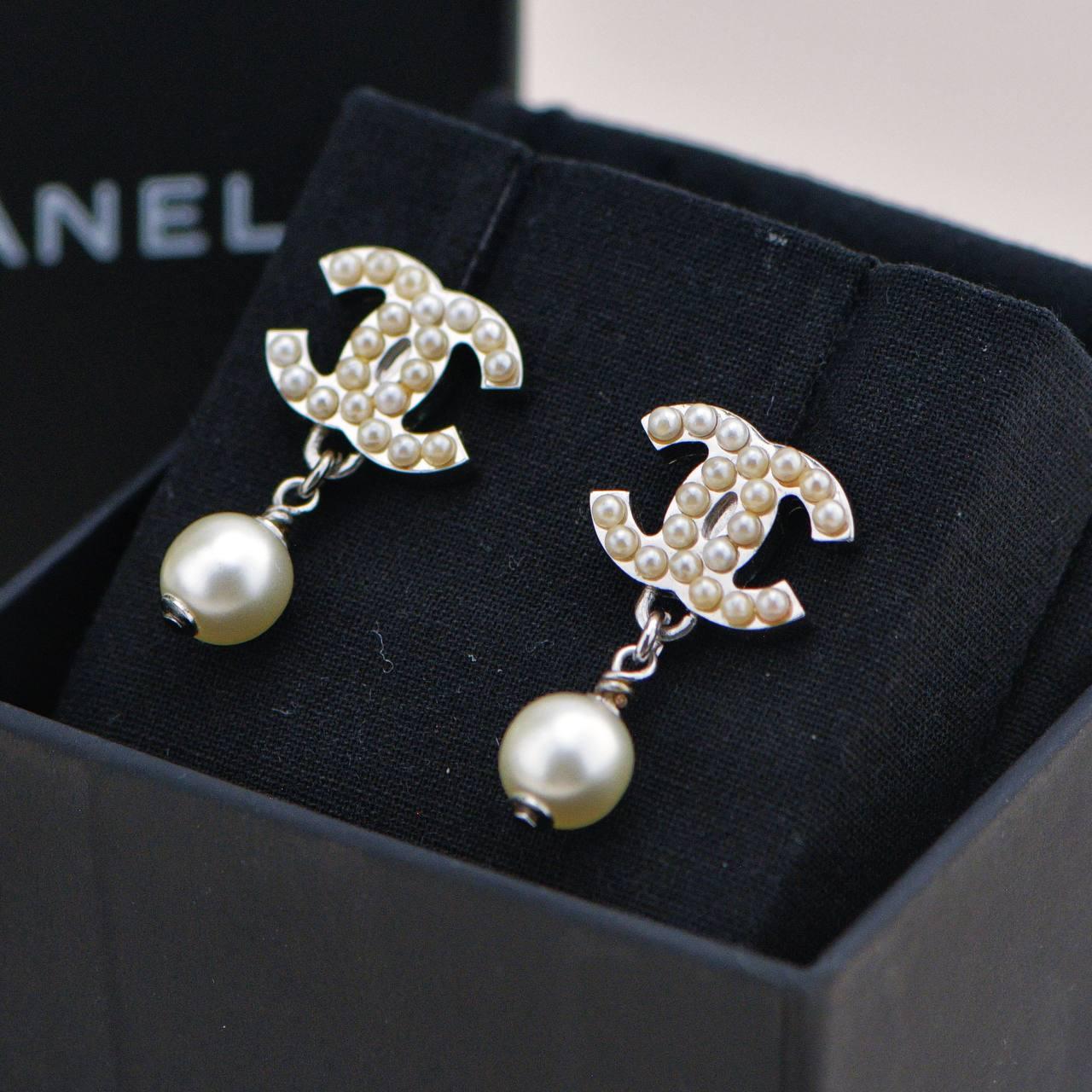 Pendientes Chanel CC Logo Perla de imitación en Excelente estado para la venta en Banbury, GB