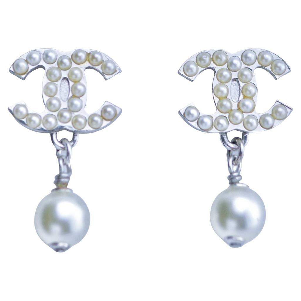 Orecchini a goccia con logo Chanel CC e perle finte