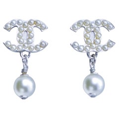 Orecchini a goccia con logo Chanel CC e perle finte