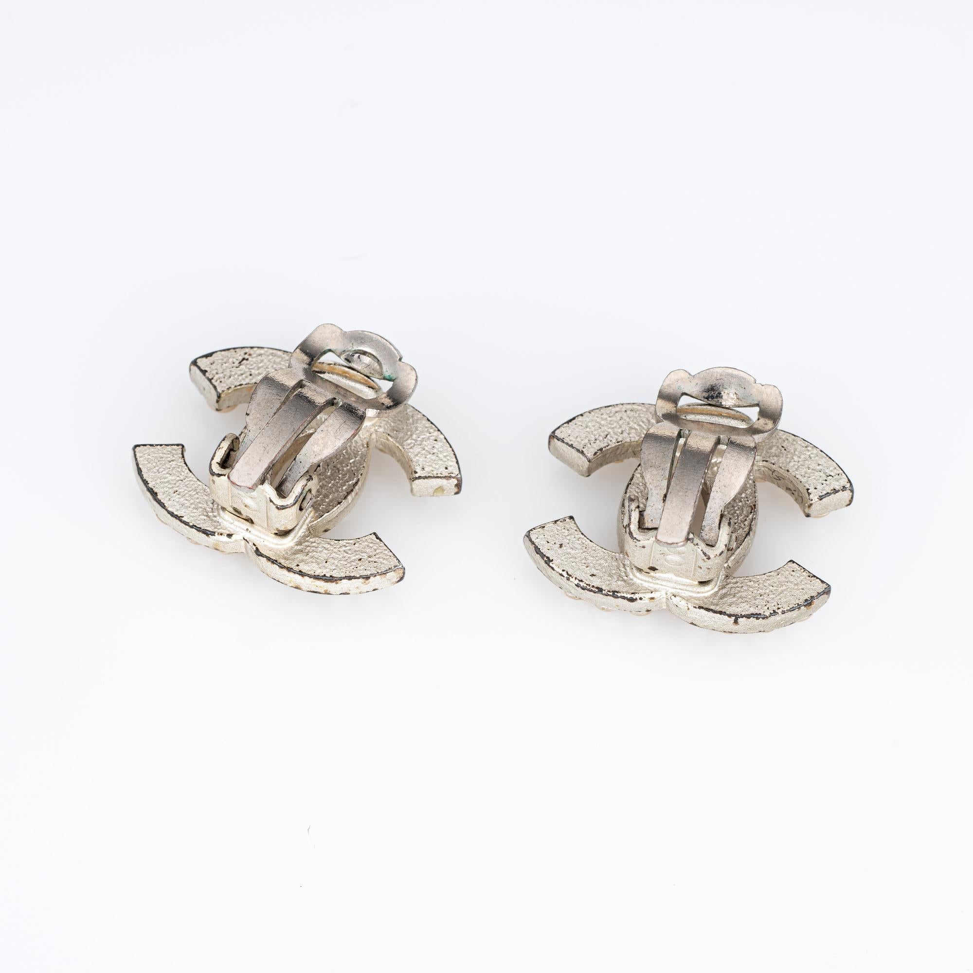 Pre-owned Chanel CC logo faux pearl earrings (circa 2003).

The earrings are set with 2mm faux pearls. Please note one pearl is missing (see photo). The earrings are fitted with clip-on backings for non-pierced or pierced ears. The earrings date to