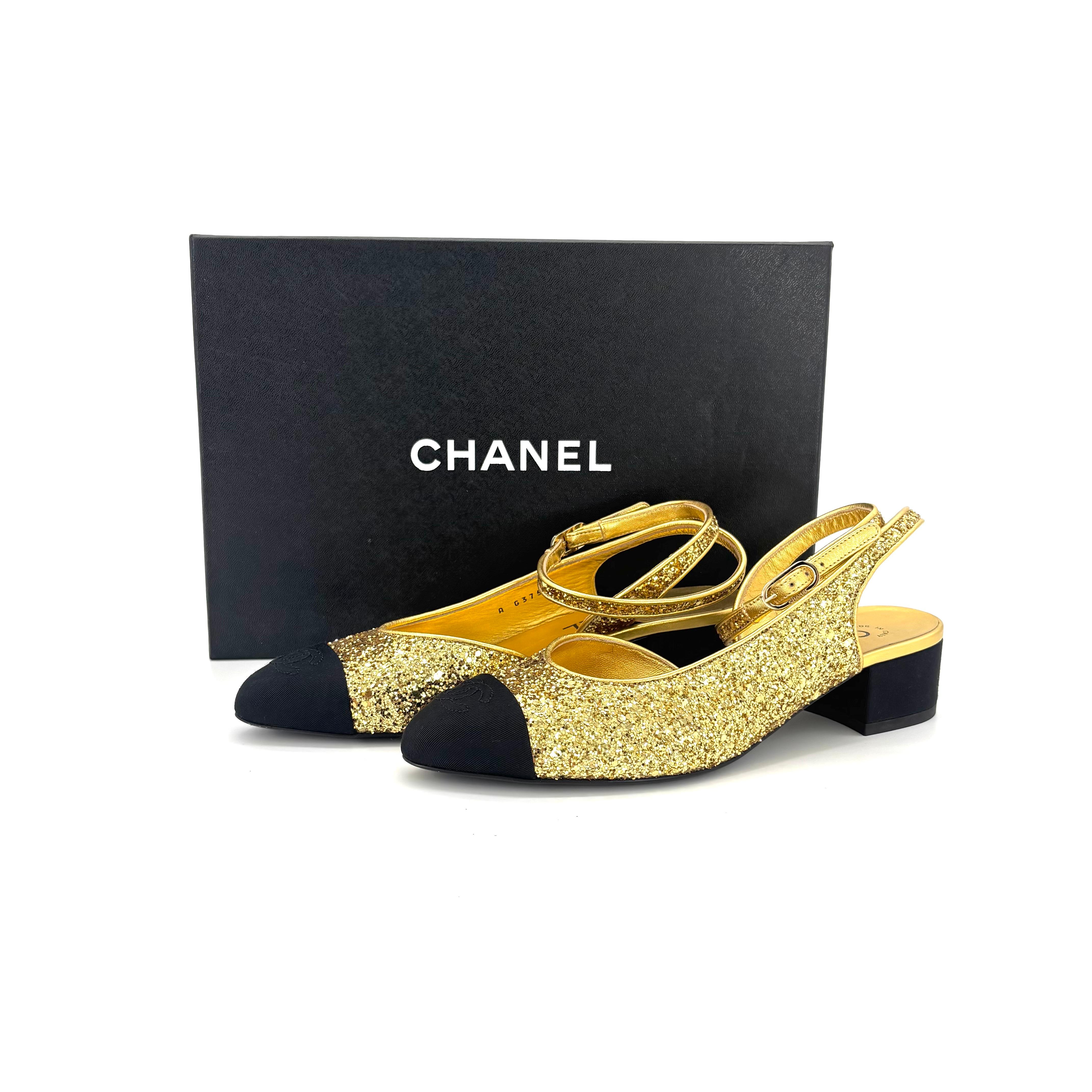 Chanel CC Logo Glitter e Grosgrain Punta a Blocco Pompe
G37594

Colore Oro / Nero
Taglia 37EU
Altezza tacco 1.5in

Tomaia in glitter e gros grain
A punta 
Logo CC interbloccato ricamato sulla punta della scarpa
Cinturino con fibbia regolabile
Tacco