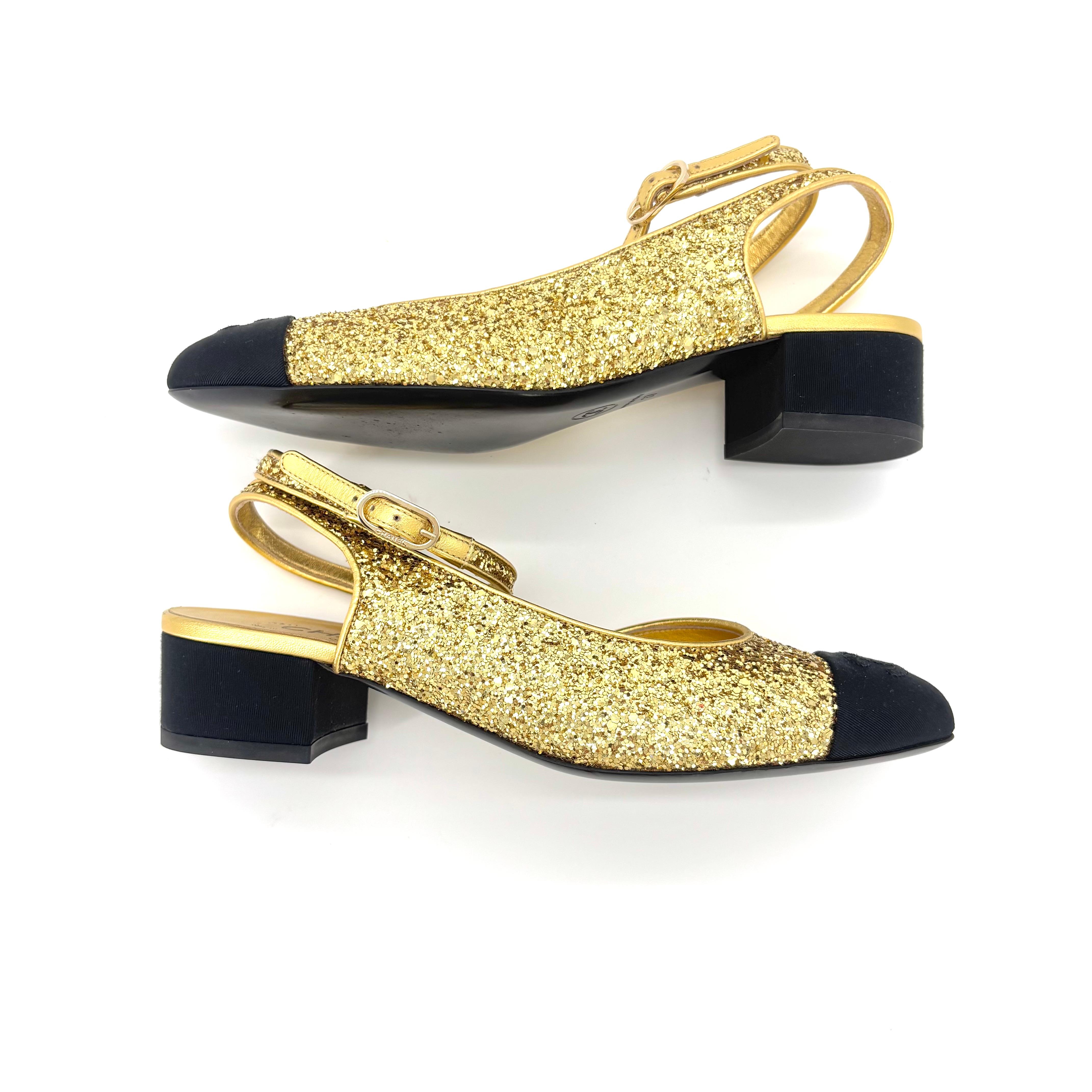 Chanel CC Logo Glitter e Grosgrain CAP Toe Slingback Platform Heel Pumps 37 In condizioni ottime in vendita a Mechanicsville, VA