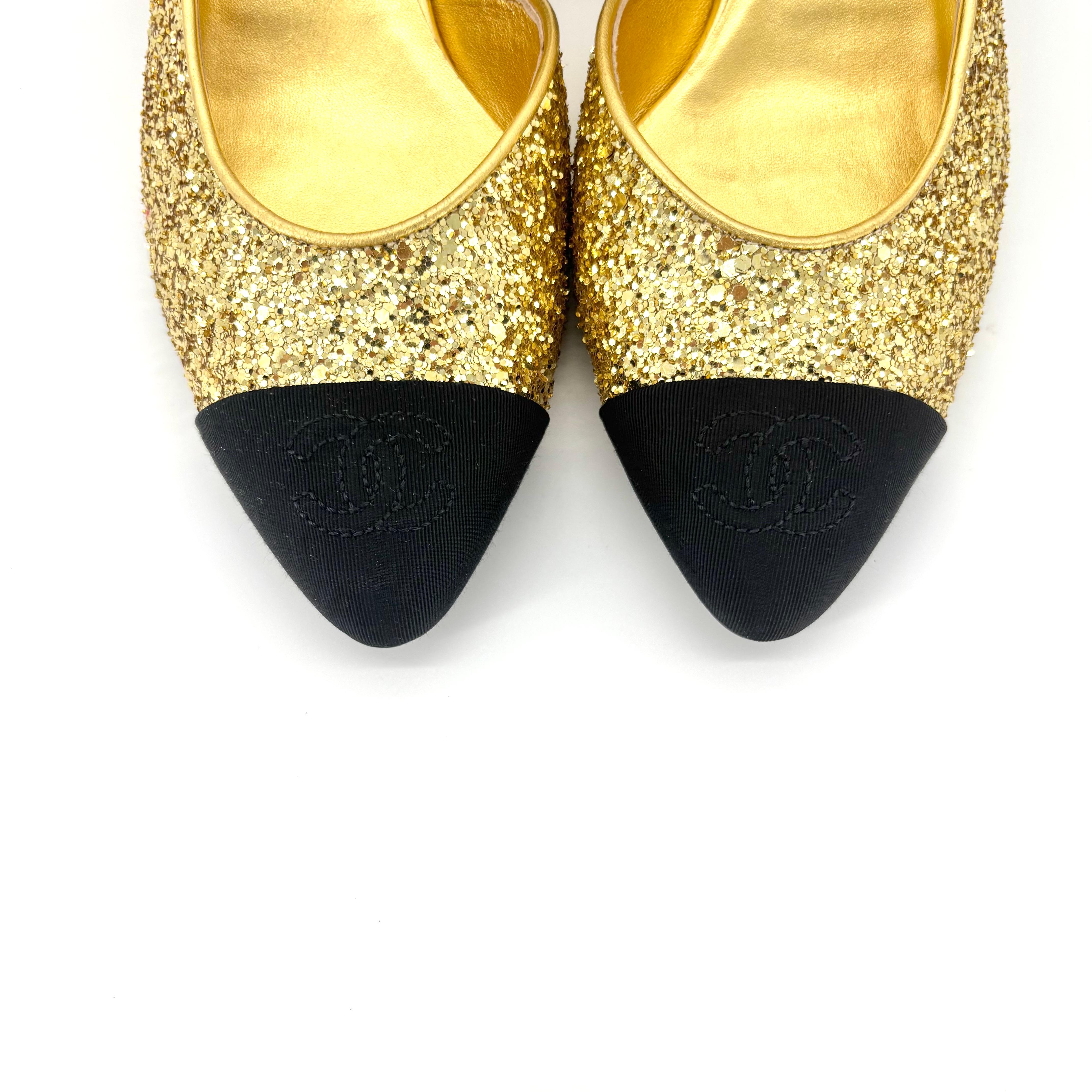 Chanel CC Logo Glitter e Grosgrain CAP Toe Slingback Platform Heel Pumps 37 in vendita 1