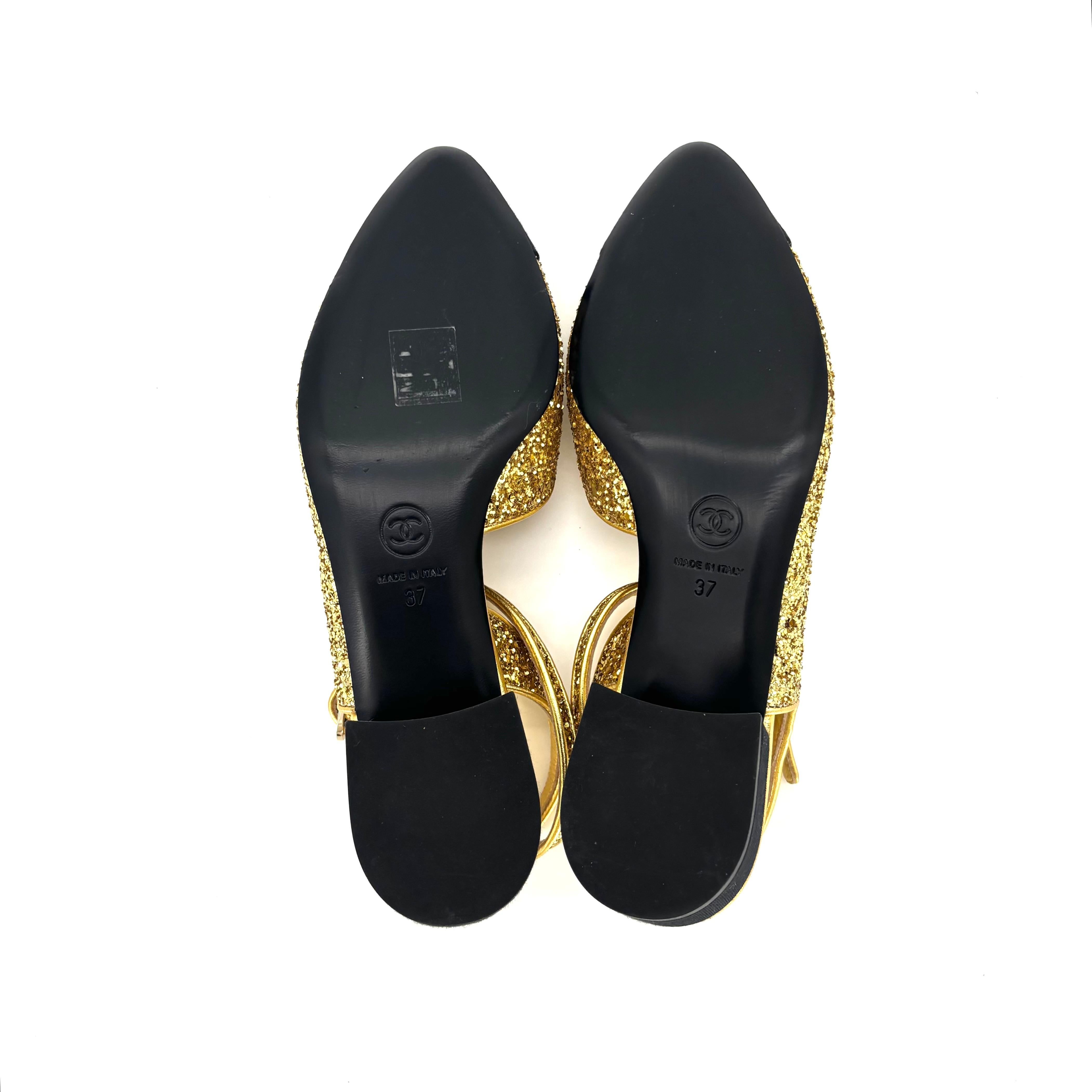 Chanel CC Logo Glitter e Grosgrain CAP Toe Slingback Platform Heel Pumps 37 in vendita 2