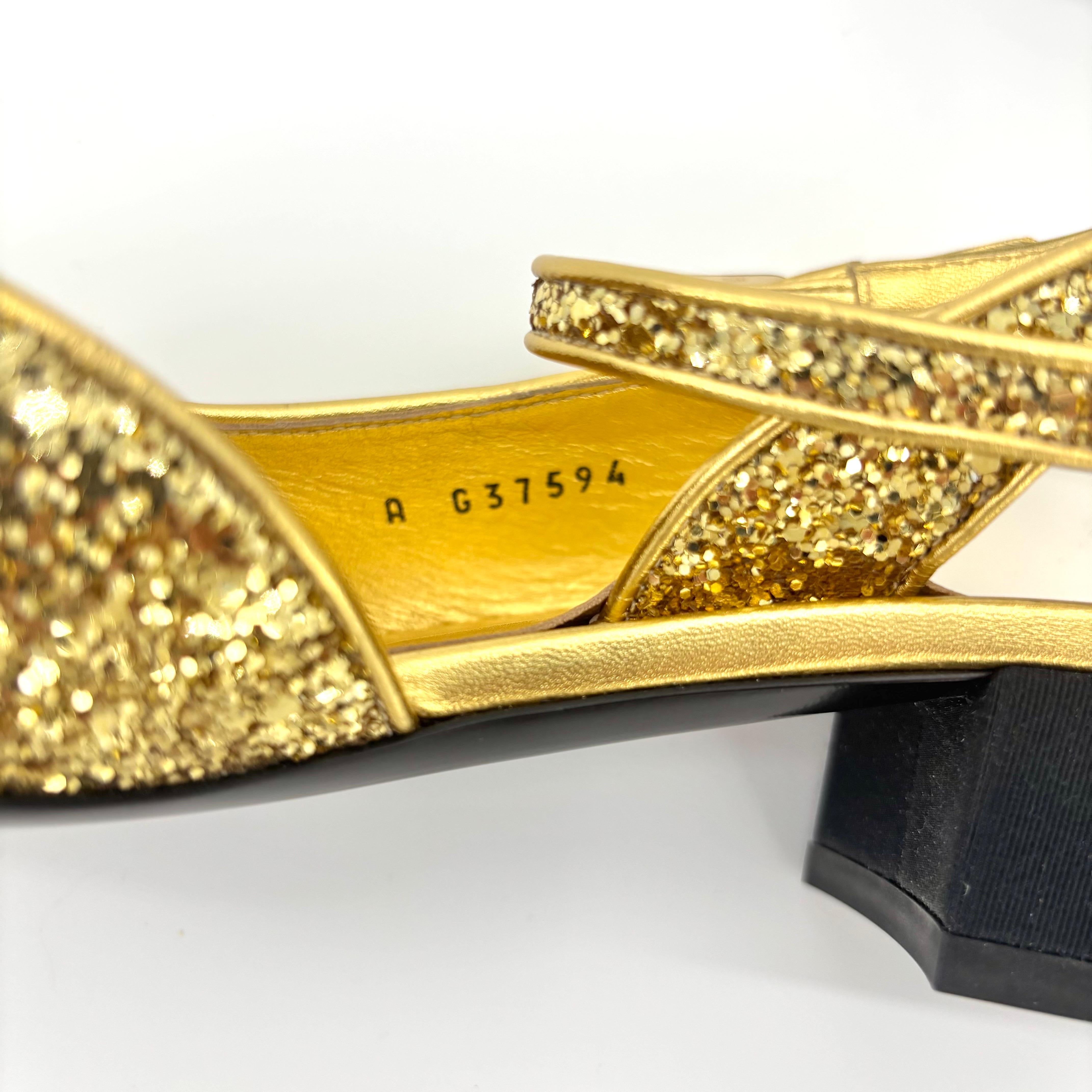 Chanel CC Logo Glitter e Grosgrain CAP Toe Slingback Platform Heel Pumps 37 in vendita 4