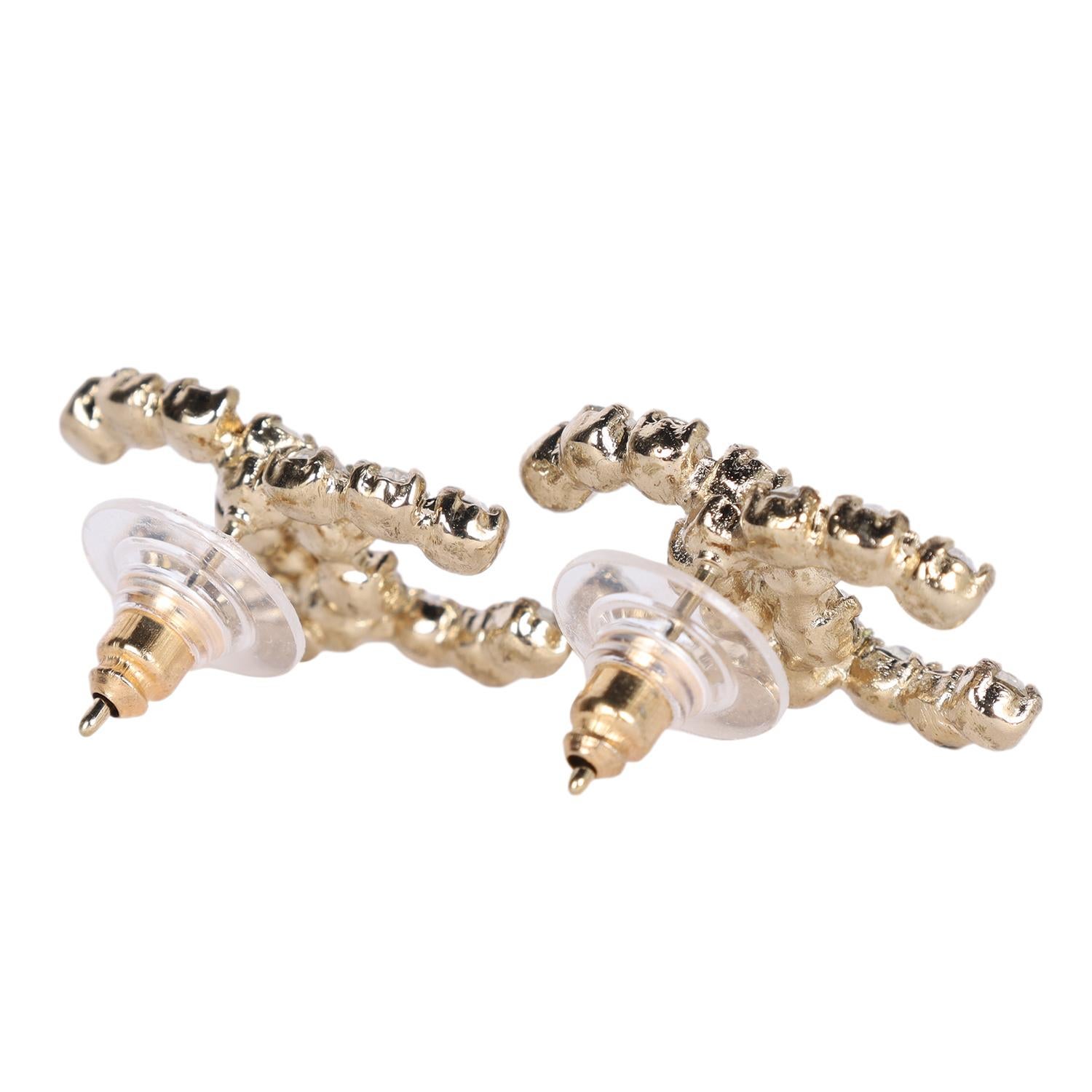 Orecchini a buco con logo CC Chanel in cristallo d'oro in vendita 2