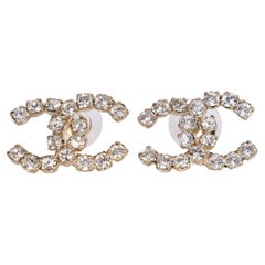 Orecchini a buco con logo CC Chanel in cristallo d
oro