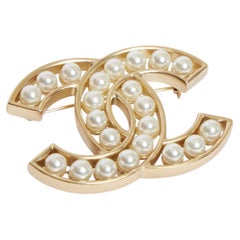 Chanel CC Logo Gold Metal and Pearls Pin