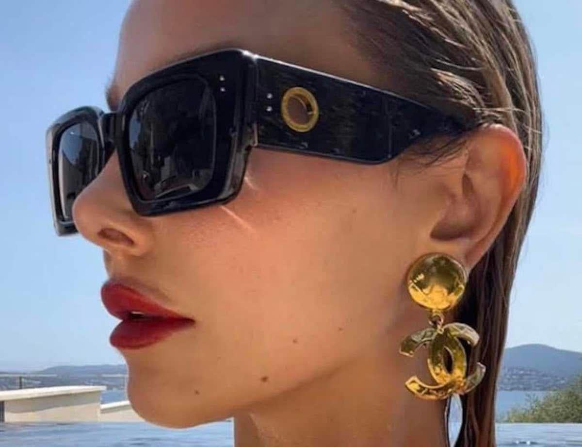 CHANEL CC Logo Gold Metal Earrings Evening Dangle Drop Large Circa 1994
A very rare stunning 1994 Chanel spring ‘printemps’ CC logo large gilded drop clip-on earrings. Gold filigree textured, gilded sphere circle ball with a large CC logo charm