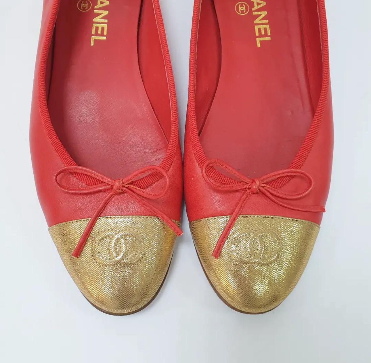 Chanel CC Logo Gold Red Ballet Flats In Good Condition In Krakow, PL
