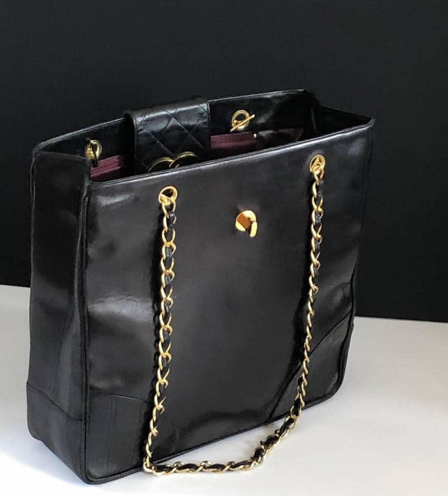 CHANEL CC Logo Grand Shopping Tote Black Shoulder Bag Vintage
A rare CHANEL leather CC logo tote shopping bag from end 1980s early 1990s. Double gold tone long chain interlaced leather shoulder strap. The gold hardware is amazing. Closing with a