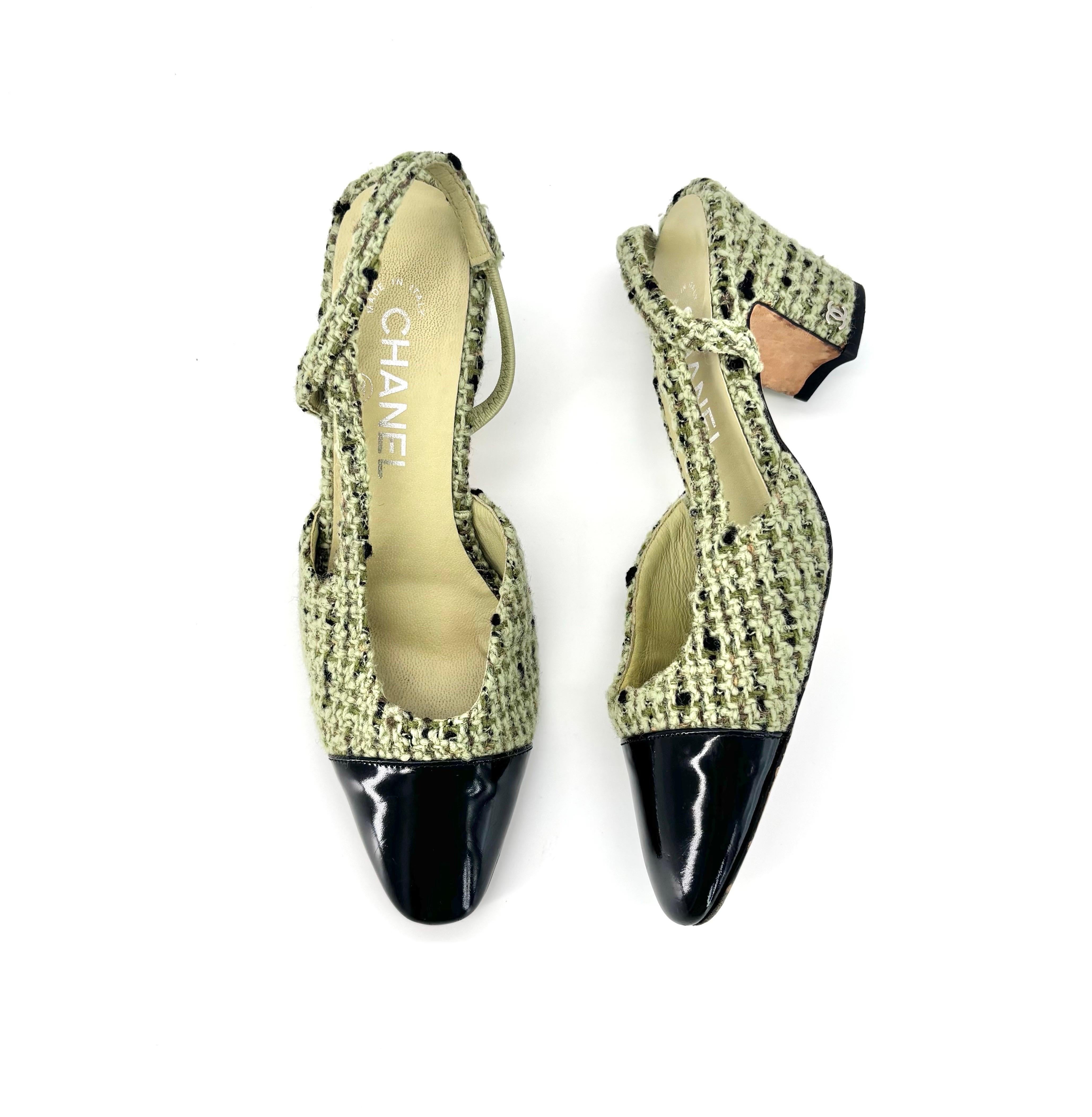 Chanel Grün und Schwarz Tweed Patent Cap Toe Block Heel Pumps
G31318

Farbe Grün Schwarz
Größe 37EU
Absatzhöhe 2.75in

Obermaterial aus Lackleder und Tweed
Halb spitze Zehe 
Ineinandergreifendes CC-Logo-Detail an der Ferse
Knöchelriemen mit