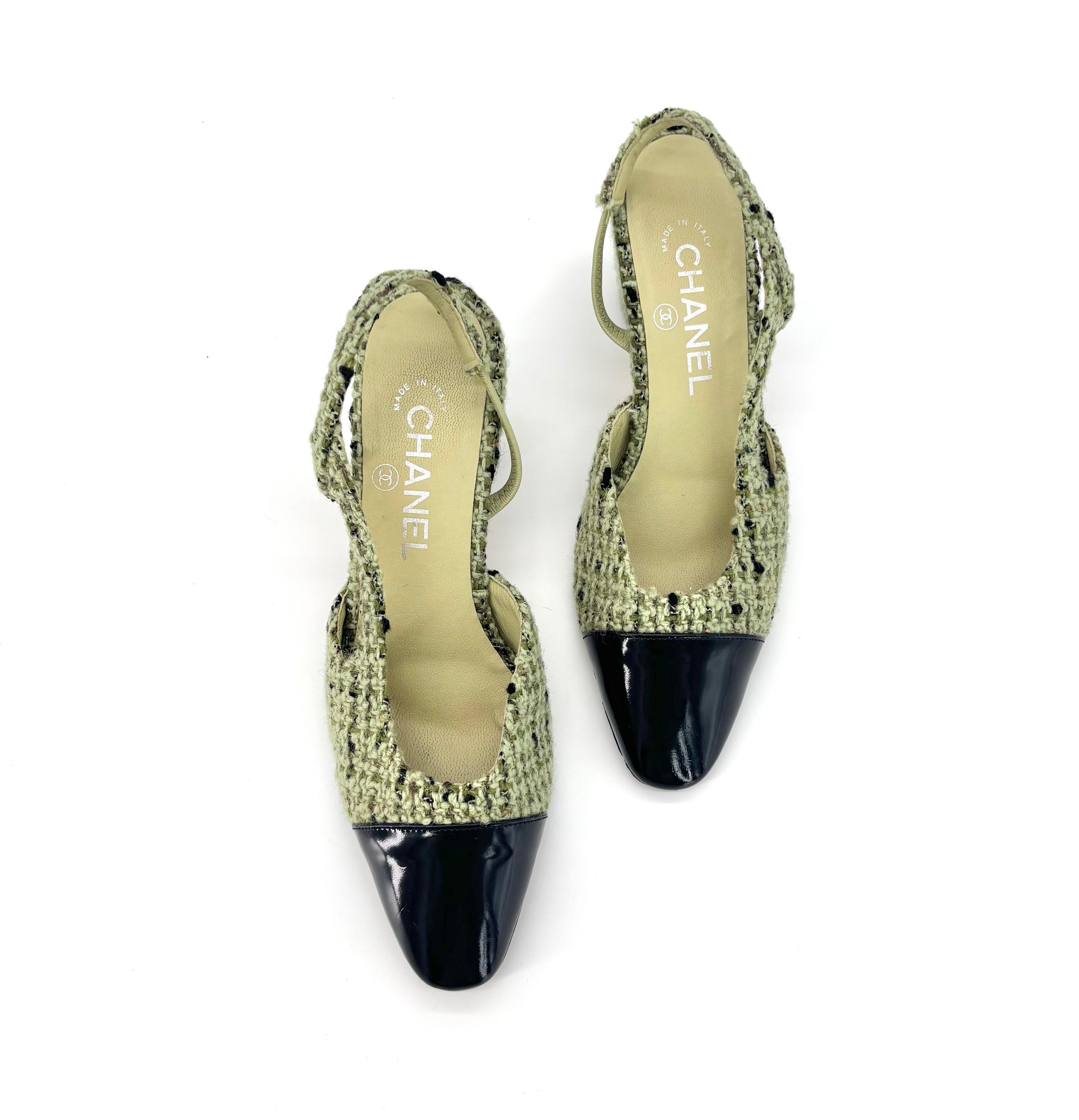 Chanel CC Logo Grün Wolle Tweed Patent Cap Toe Slingback Absatzsandalen 37 (Schwarz) im Angebot