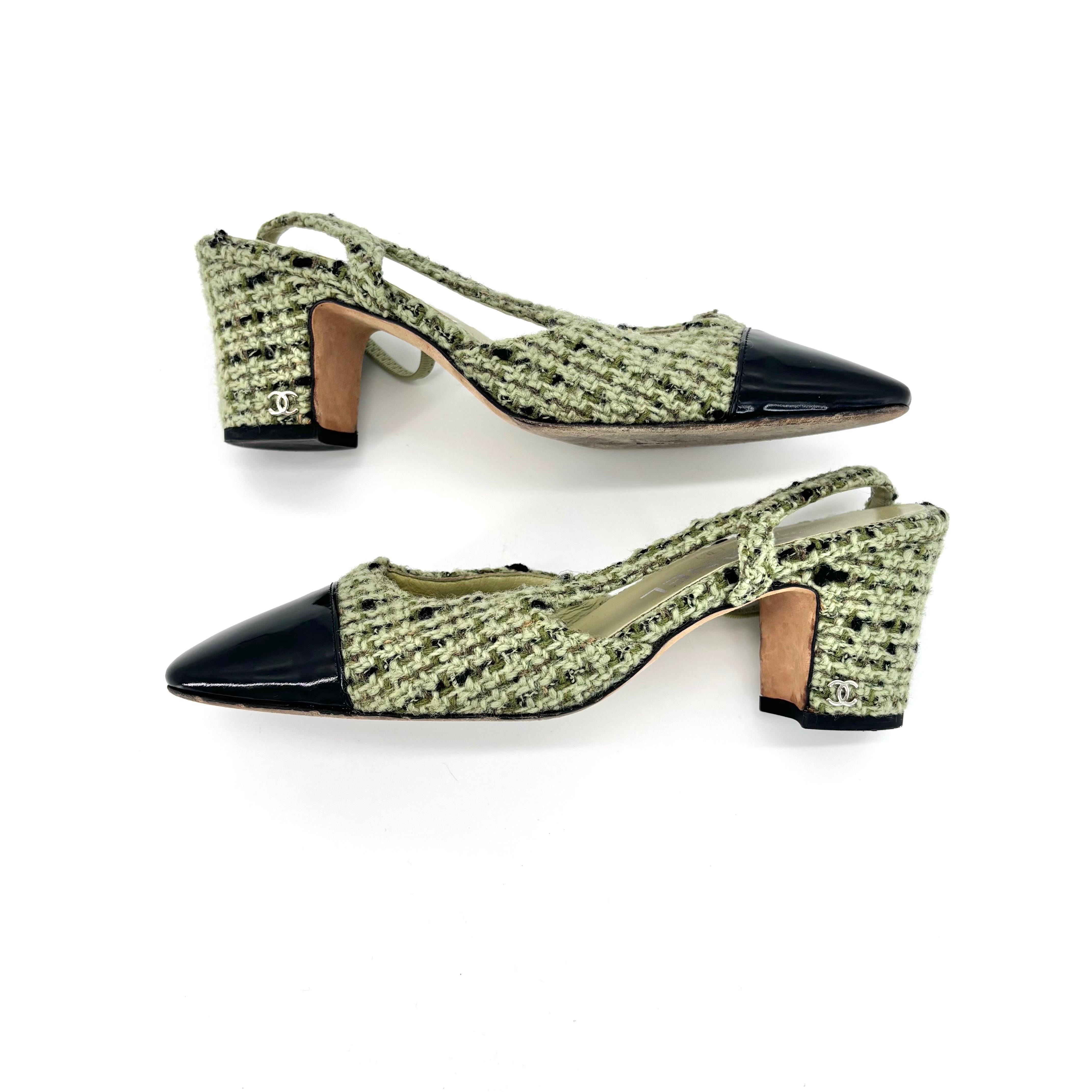 Chanel CC Logo Grün Wolle Tweed Patent Cap Toe Slingback Absatzsandalen 37 im Zustand „Gut“ im Angebot in Mechanicsville, VA