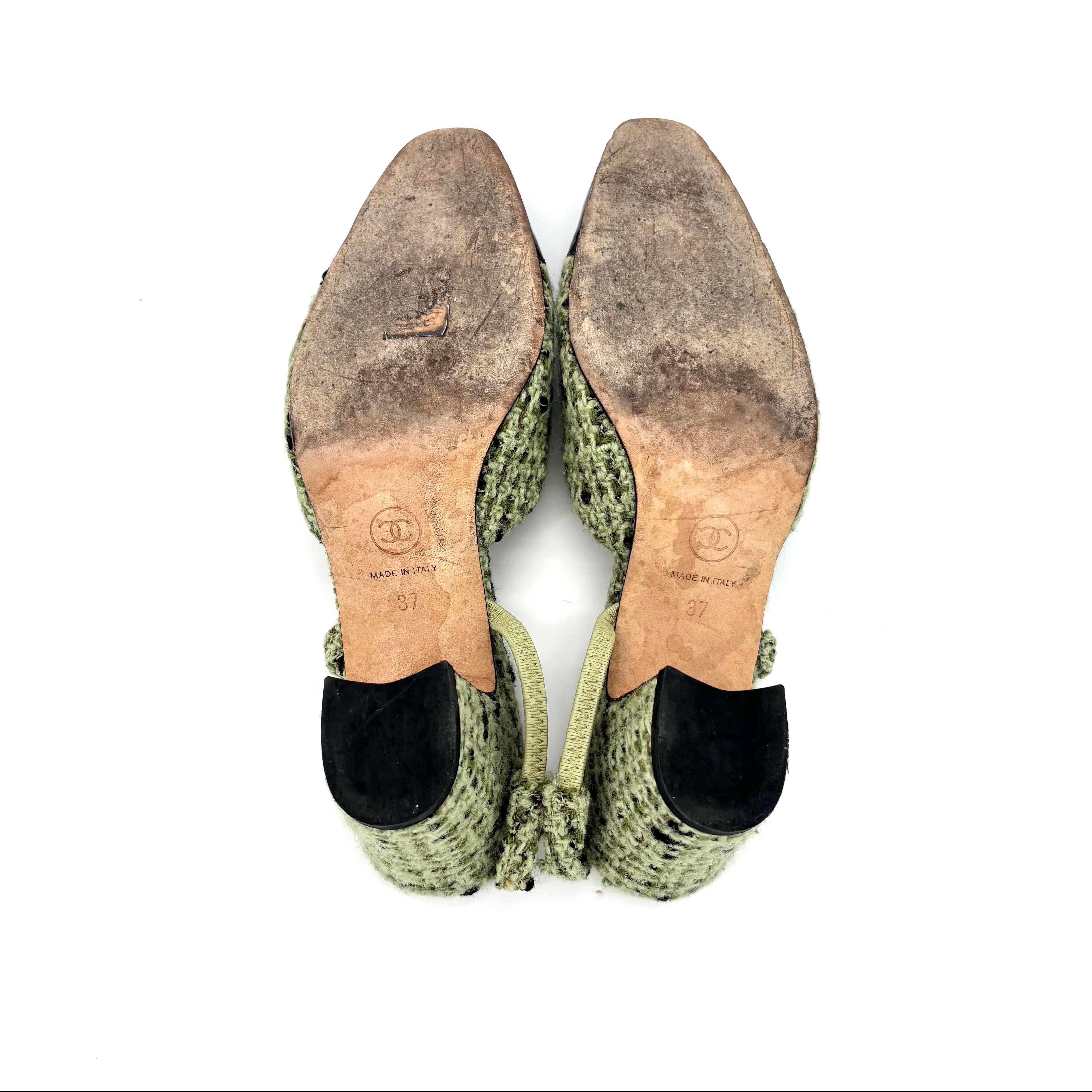 Chanel CC Logo Grün Wolle Tweed Patent Cap Toe Slingback Absatzsandalen 37 im Angebot 1