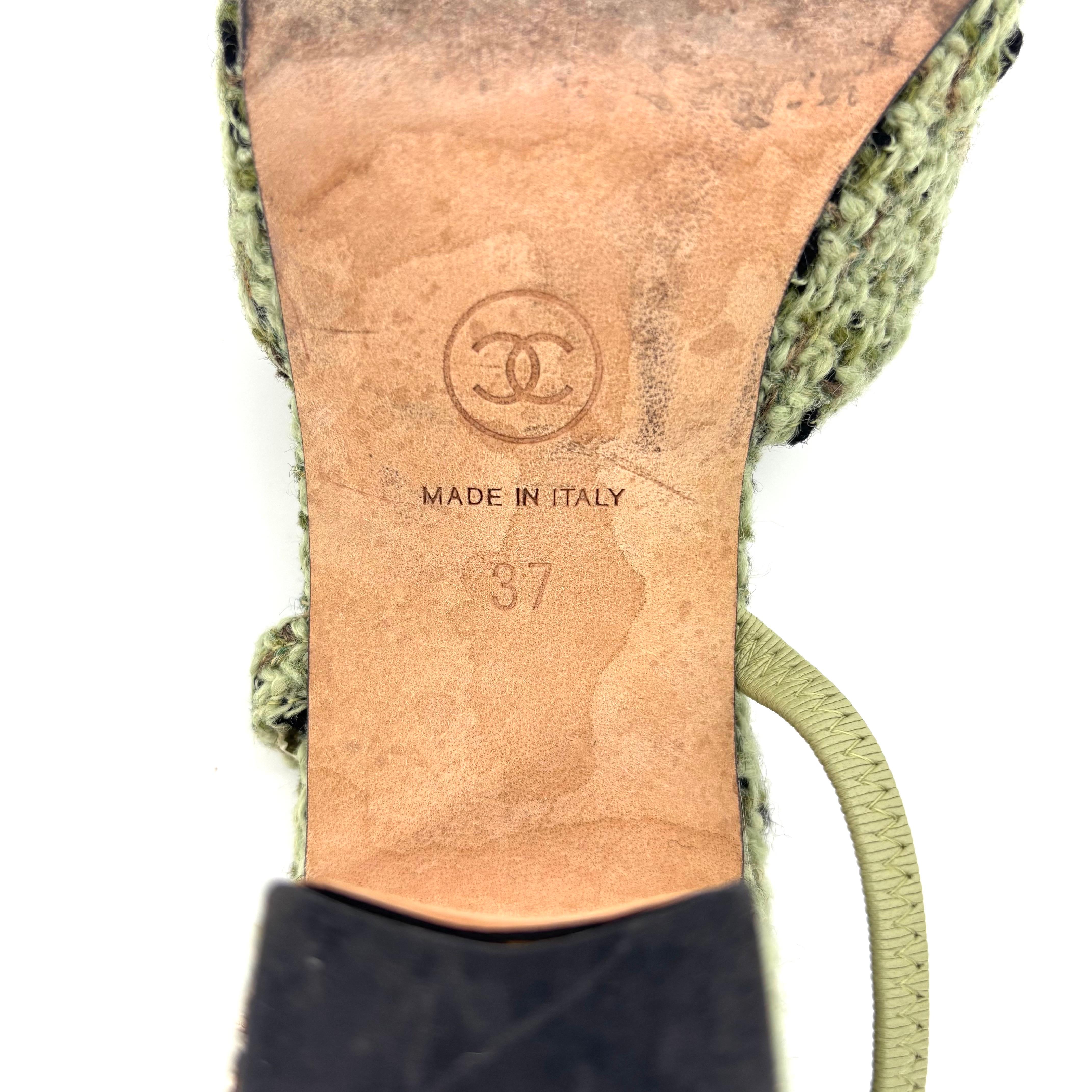 Chanel CC Logo Grün Wolle Tweed Patent Cap Toe Slingback Absatzsandalen 37 im Angebot 2