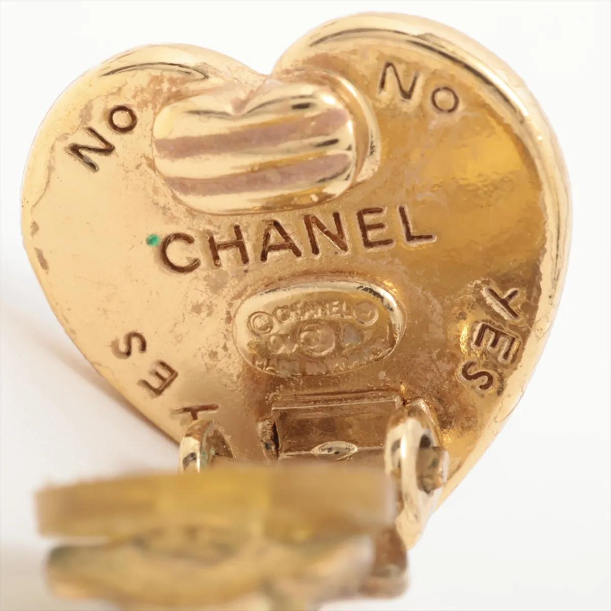 Orecchini a clip con logo Chanel CC e cuore in vendita 2