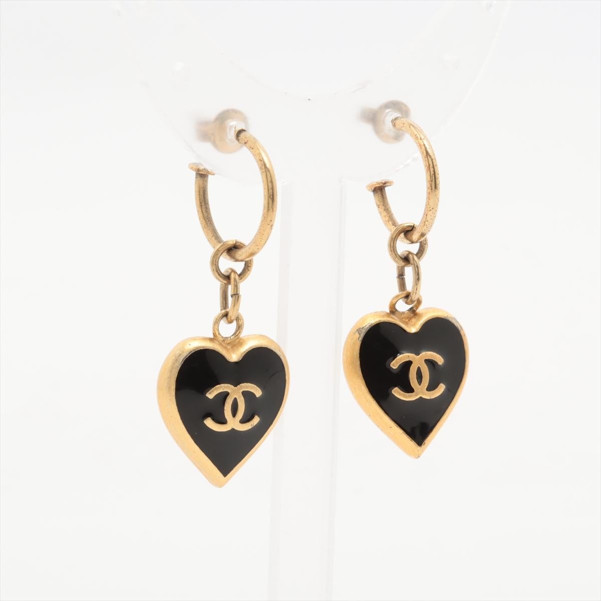 Chanel CC Logo Heart Hoop Drop Earring Black x Gold In Good Condition For Sale In Indianapolis, IN