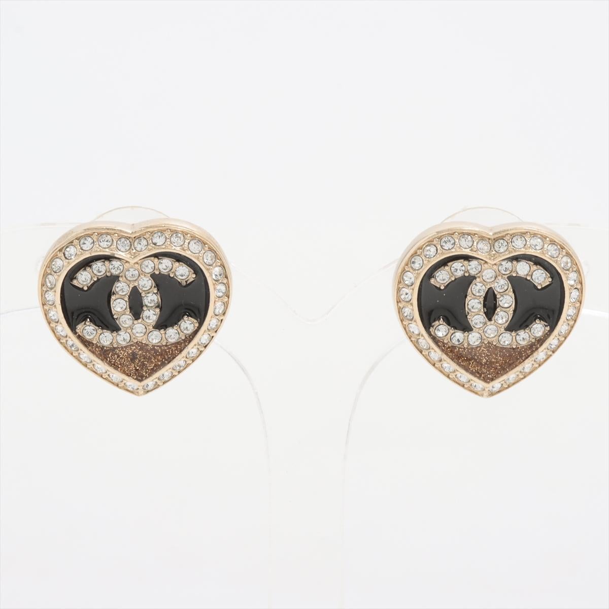 *will ship about 3/10
The Chanel CC Logo Heart Rhinestone Stud Earrings in Black Enamel with Gold Glitter are a dazzling and romantic statement piece. Featuring the iconic interlocking CC logo within a heart-shaped design, the earrings are adorned