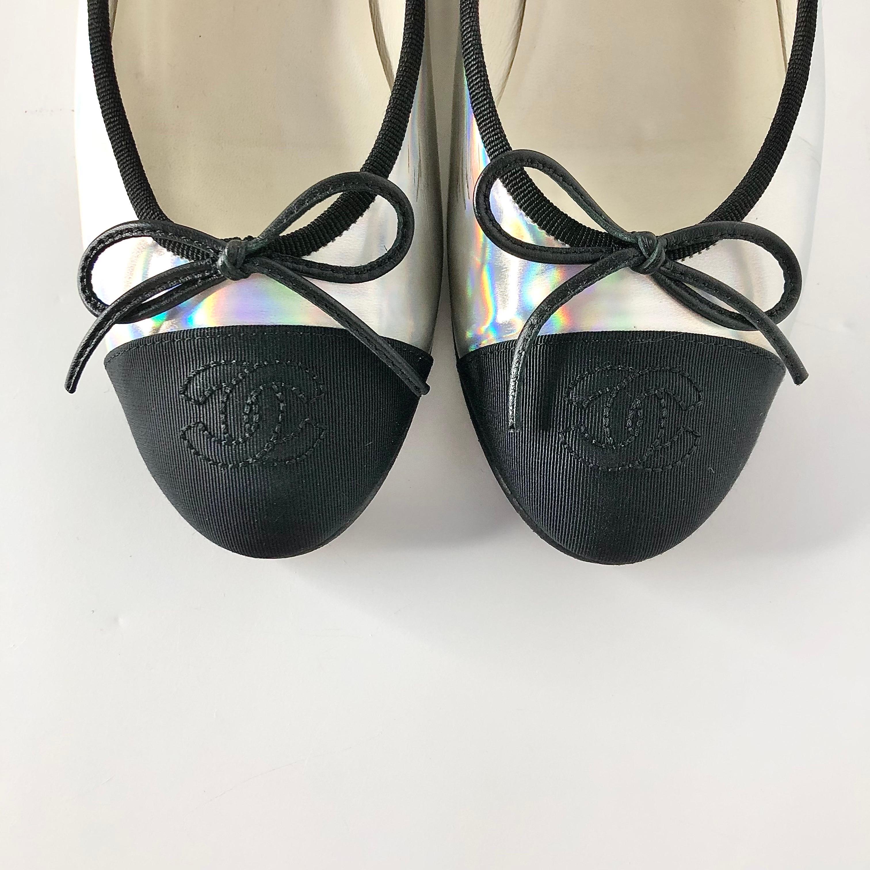 Beige Chanel CC Logo Iridescent Patent CAP Toe Ballerina
Appartamenti 36 in vendita