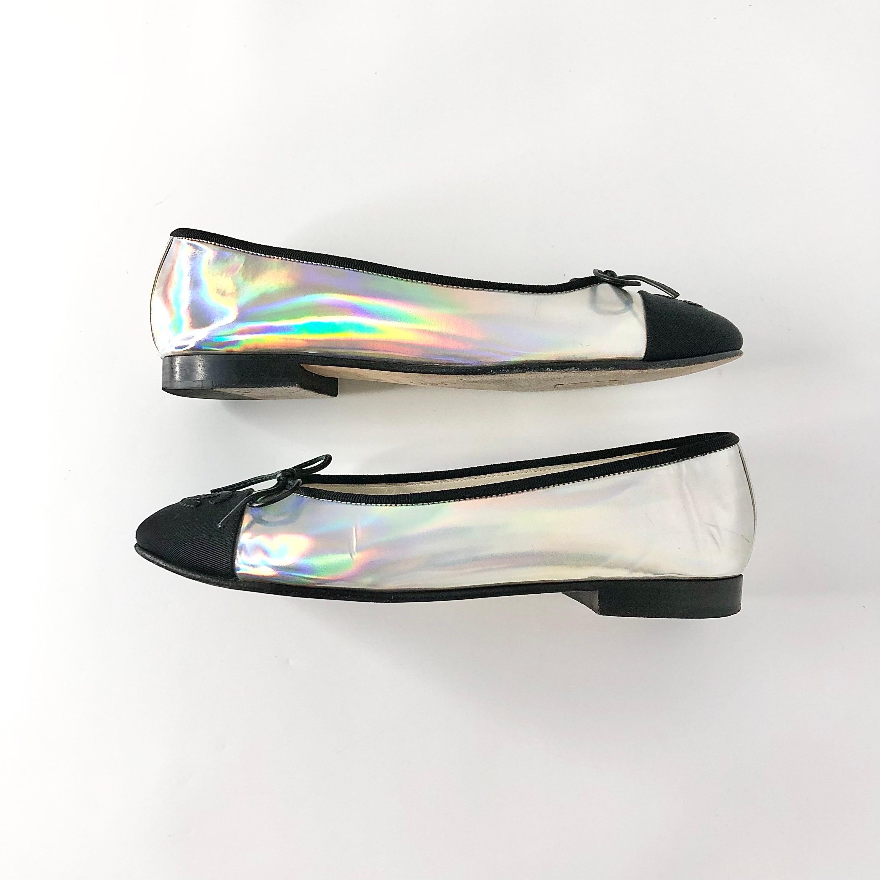 Chanel CC Logo Iridescent Patent CAP Toe Ballerina
Appartamenti 36 In condizioni buone in vendita a Mechanicsville, VA