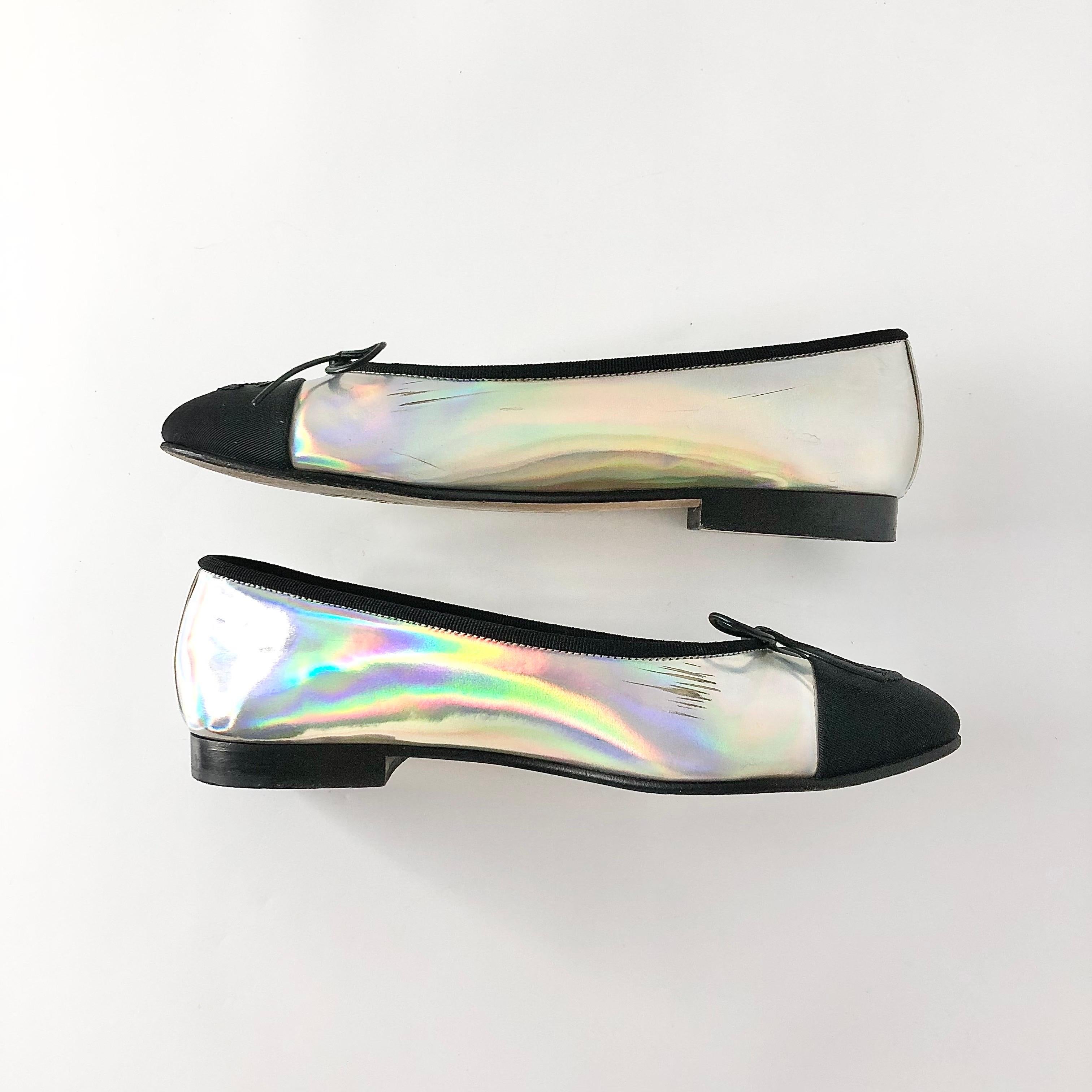 Donna Chanel CC Logo Iridescent Patent CAP Toe Ballerina
Appartamenti 36 in vendita