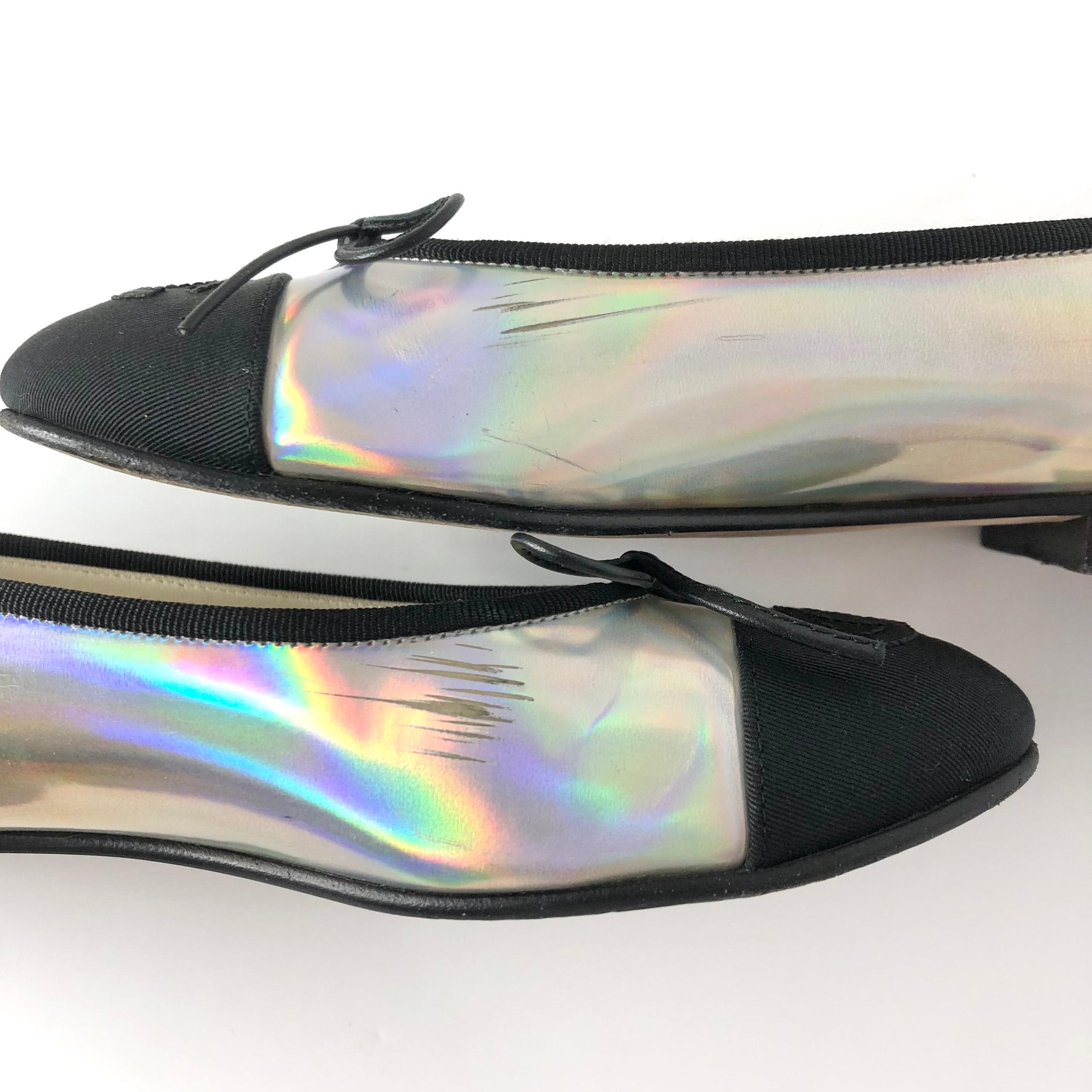 Chanel CC Logo Iridescent Patent CAP Toe Ballerina
Appartamenti 36 in vendita 1