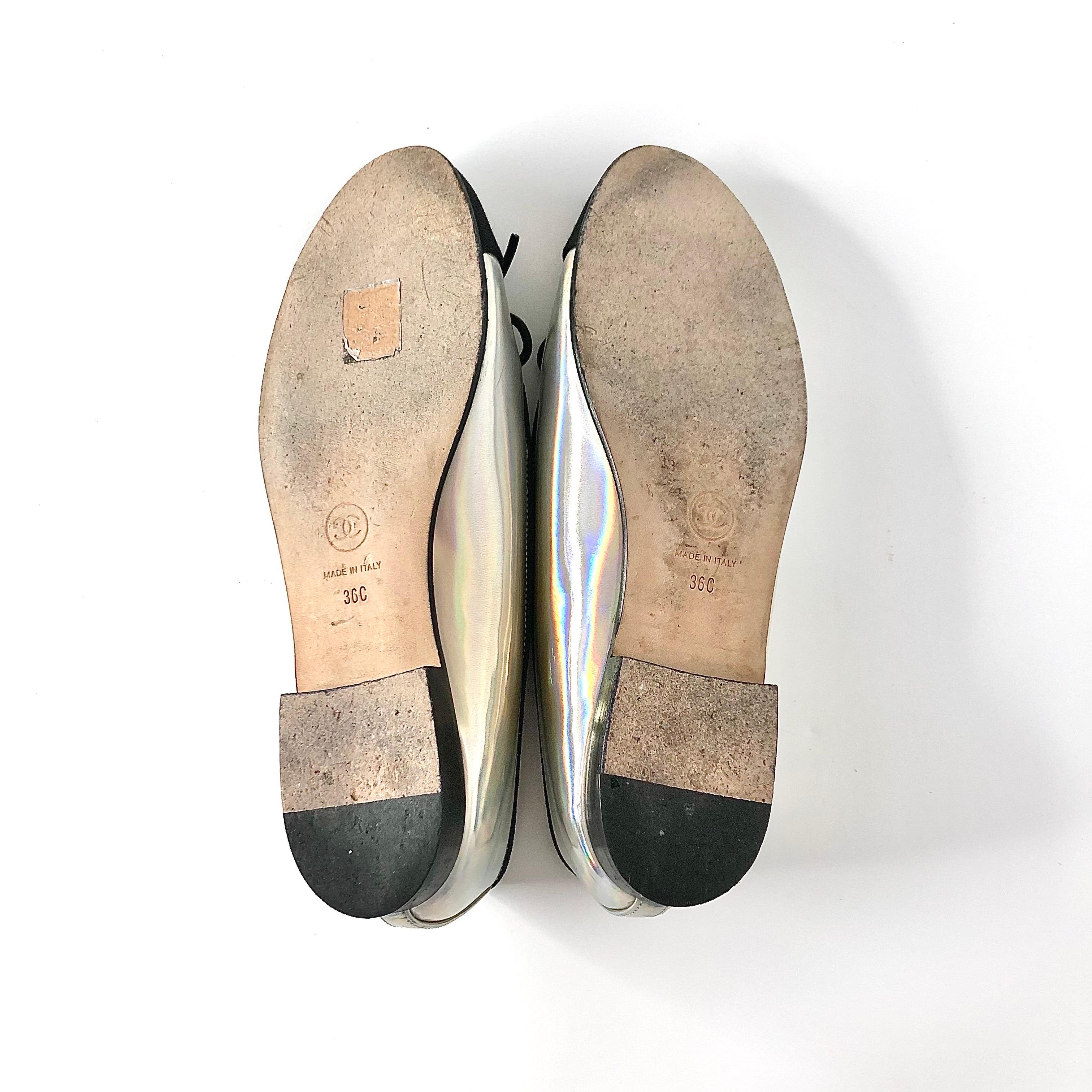 Chanel CC Logo Iridescent Patent CAP Toe Ballerina
Appartamenti 36 in vendita 2