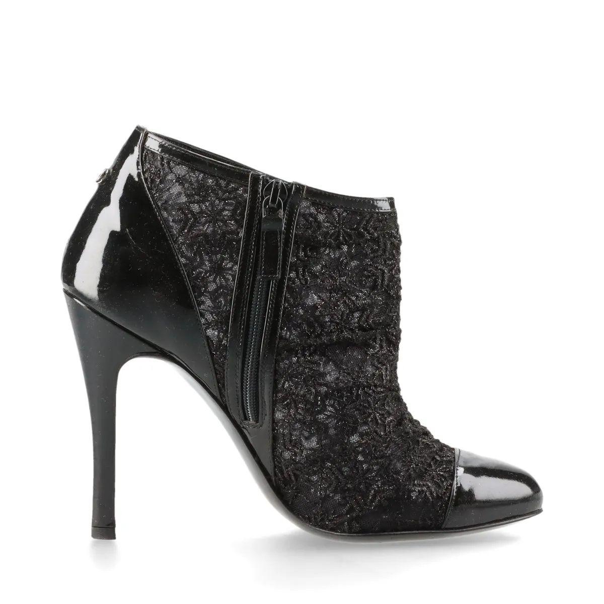 Chanel CC Logo Lace x Patent Leather Pointed Heel Boots Black In Good Condition For Sale In Humacao, PR
