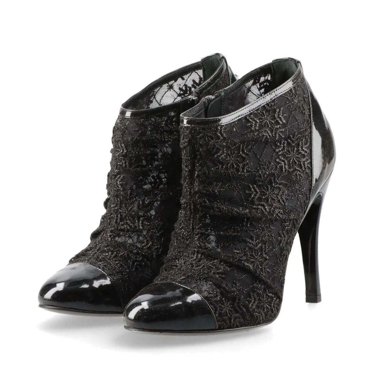 Chanel CC Logo Lace x Patent Leather Pointed Heel Boots Black For Sale 2
