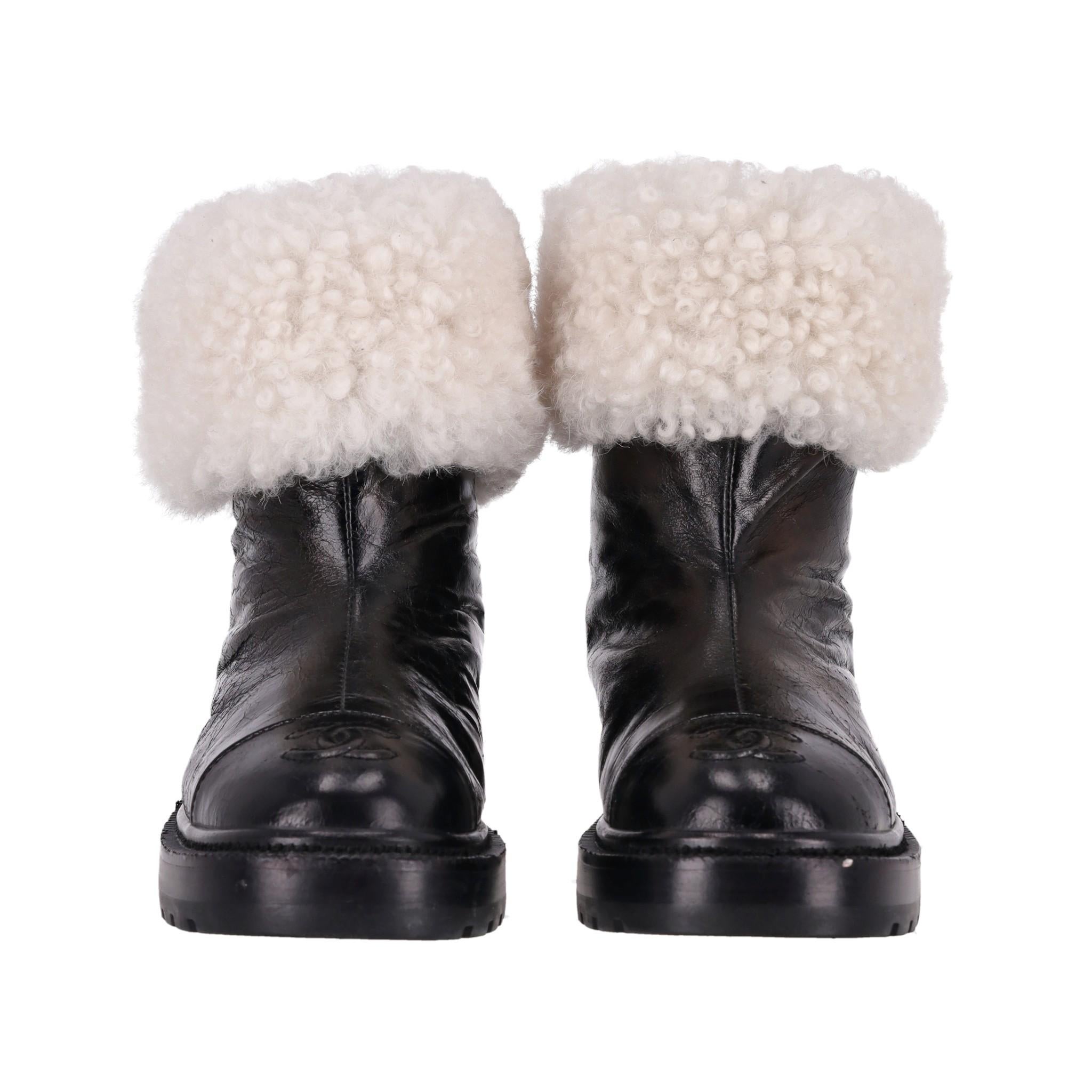 Sought after - Chanel 'CC' Logo Lambskin & Shearing Ankle Boots

Sold out worldwide - Black boots crafted from crinkled leather and detailed with 'CC' logo embroidery to the cap toe.

Featuring white shearling interior that can be worn rolled down