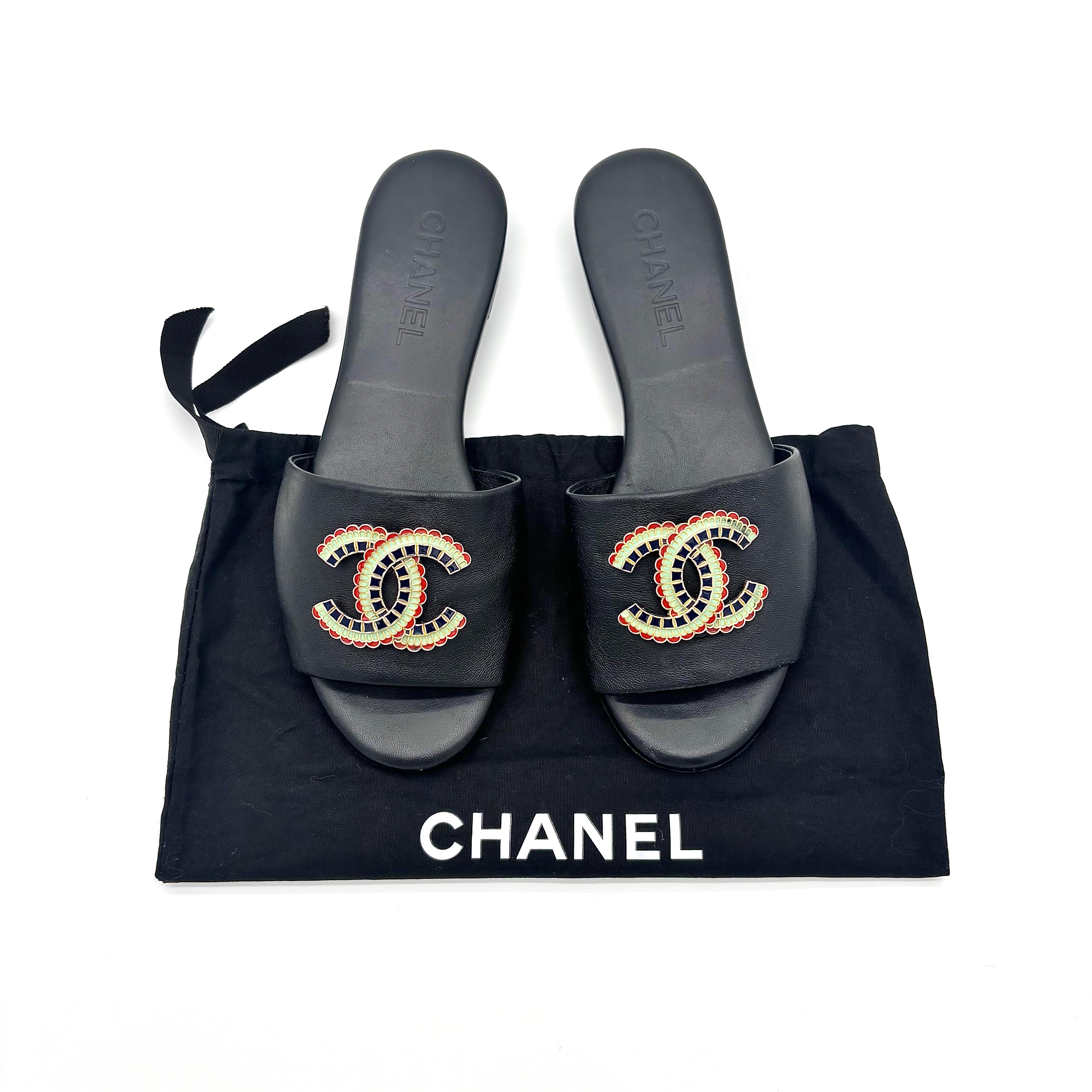 Chanel CC Logo Pelle d'agnello Nero Slip On Mules 37.5 In condizioni buone in vendita a Mechanicsville, VA