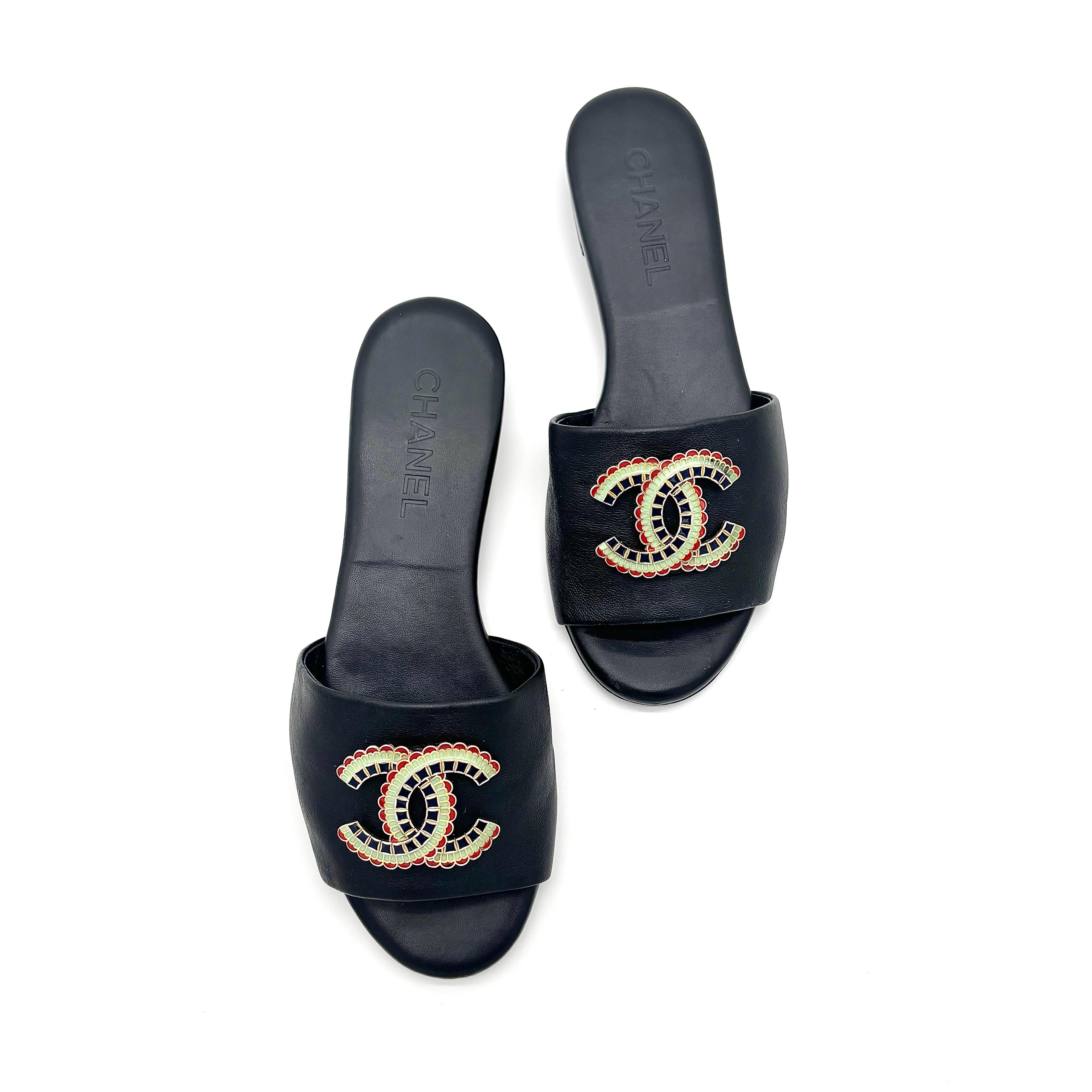 Mules in pelle di agnello di Chanel con smalto a incastro CC
G35040
Colore Nero
Taglia 37.5EU
Tomaia in pelle di agnello
Suola in cuoio
Logo CC grande
Sandali stile slip on

Include una borsa per la polvere
Segni di normale utilizzo, buone