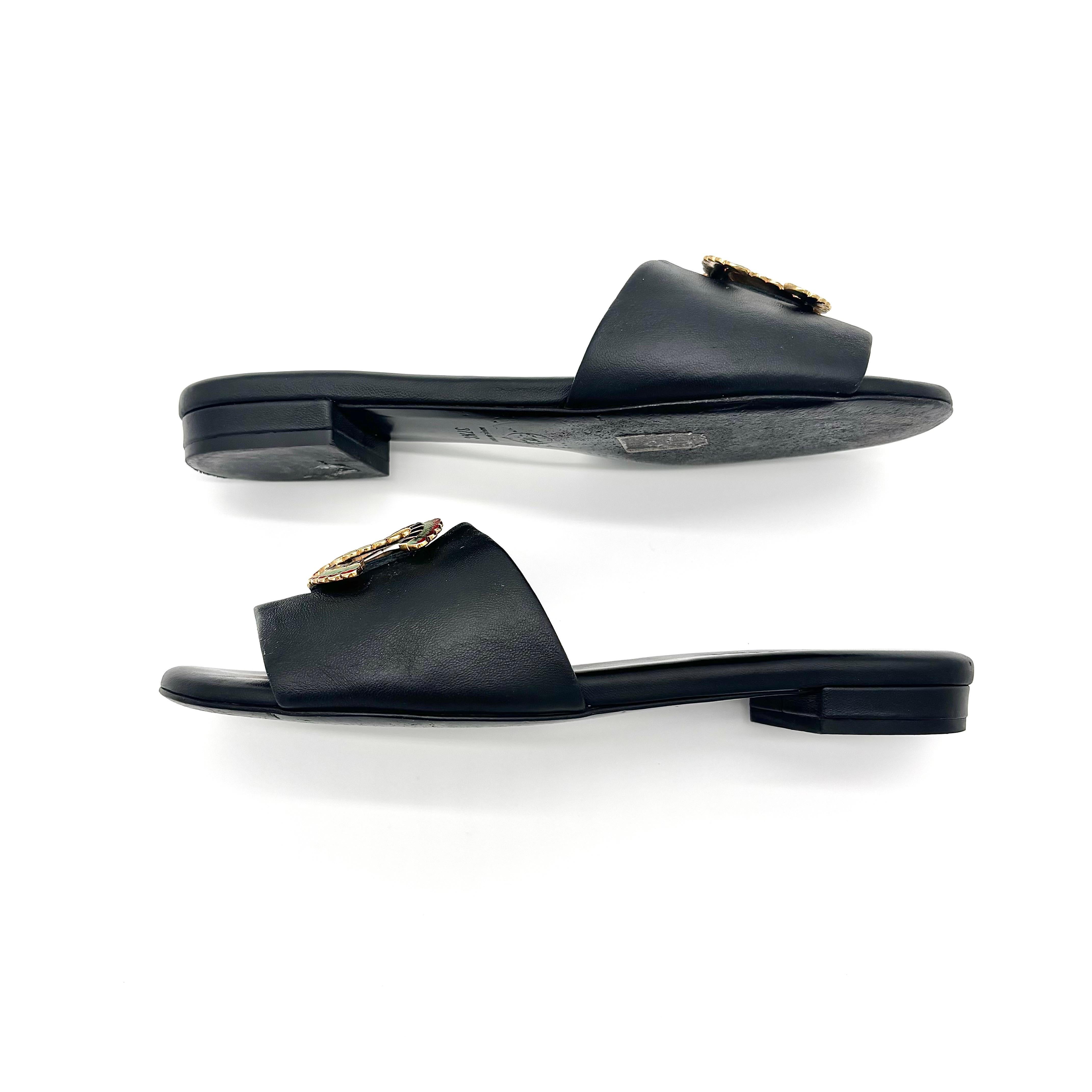 Donna Chanel CC Logo Pelle d'agnello Nero Slip On Mules 37.5 in vendita
