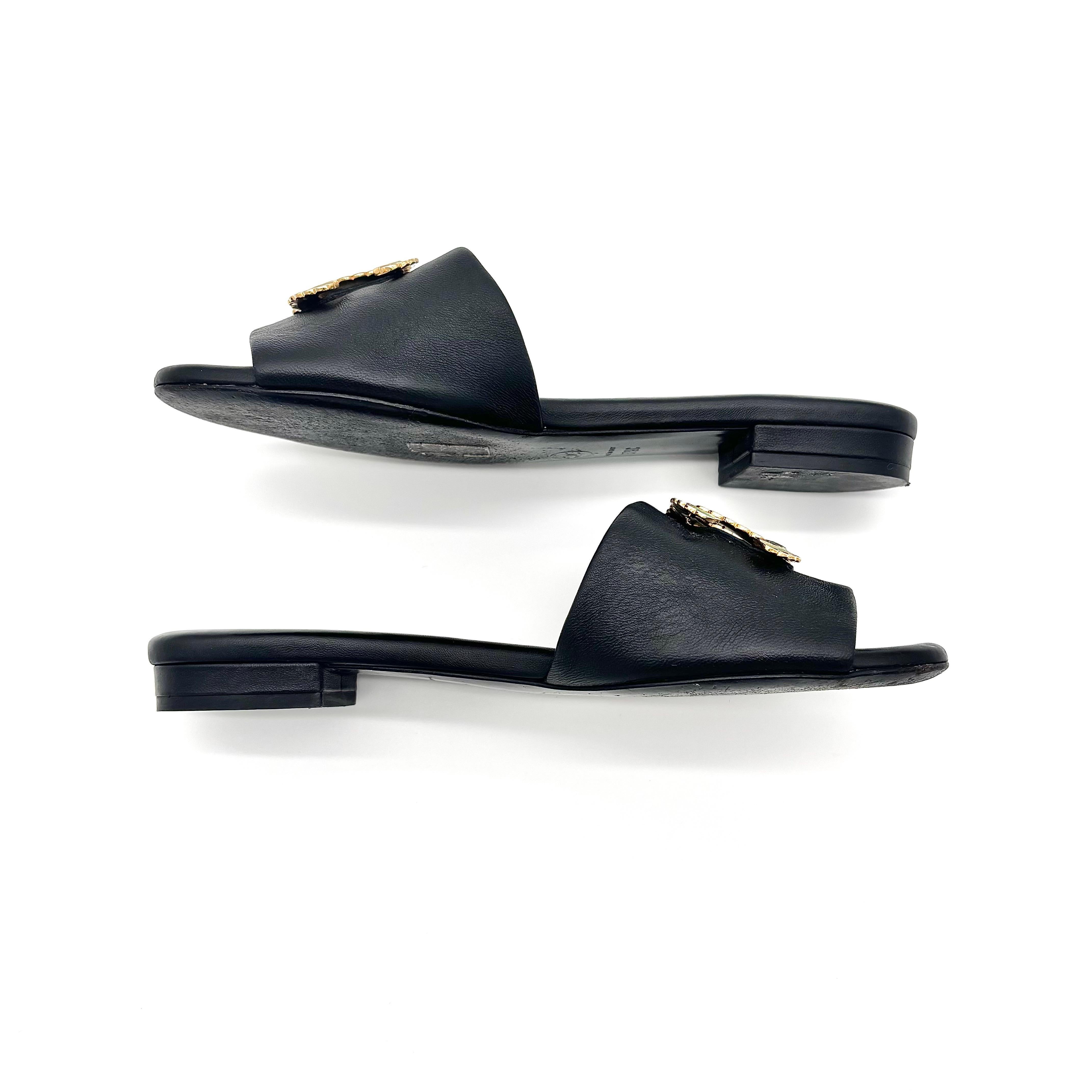 Chanel CC Logo Pelle d'agnello Nero Slip On Mules 37.5 in vendita 1