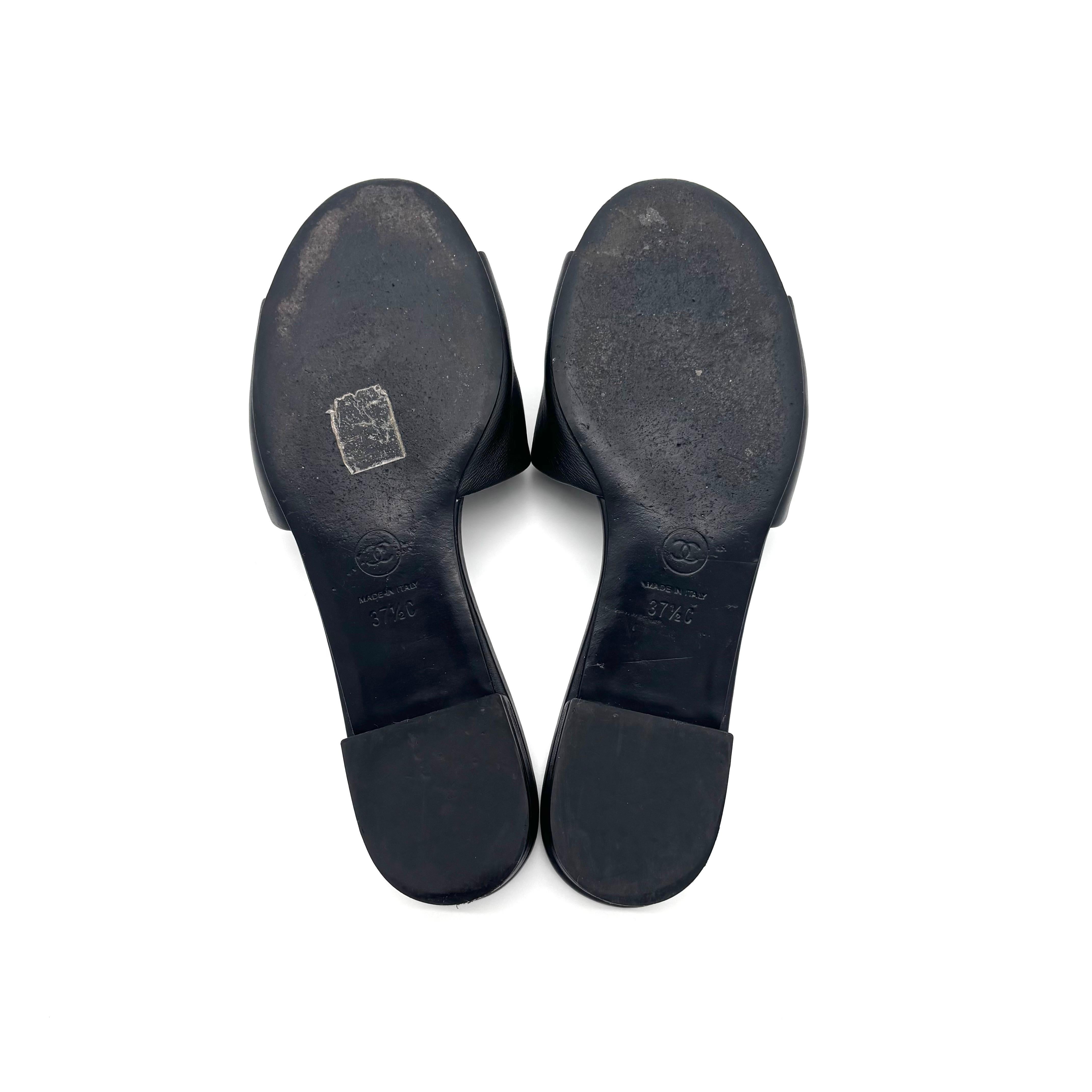 Chanel CC Logo Pelle d'agnello Nero Slip On Mules 37.5 in vendita 2