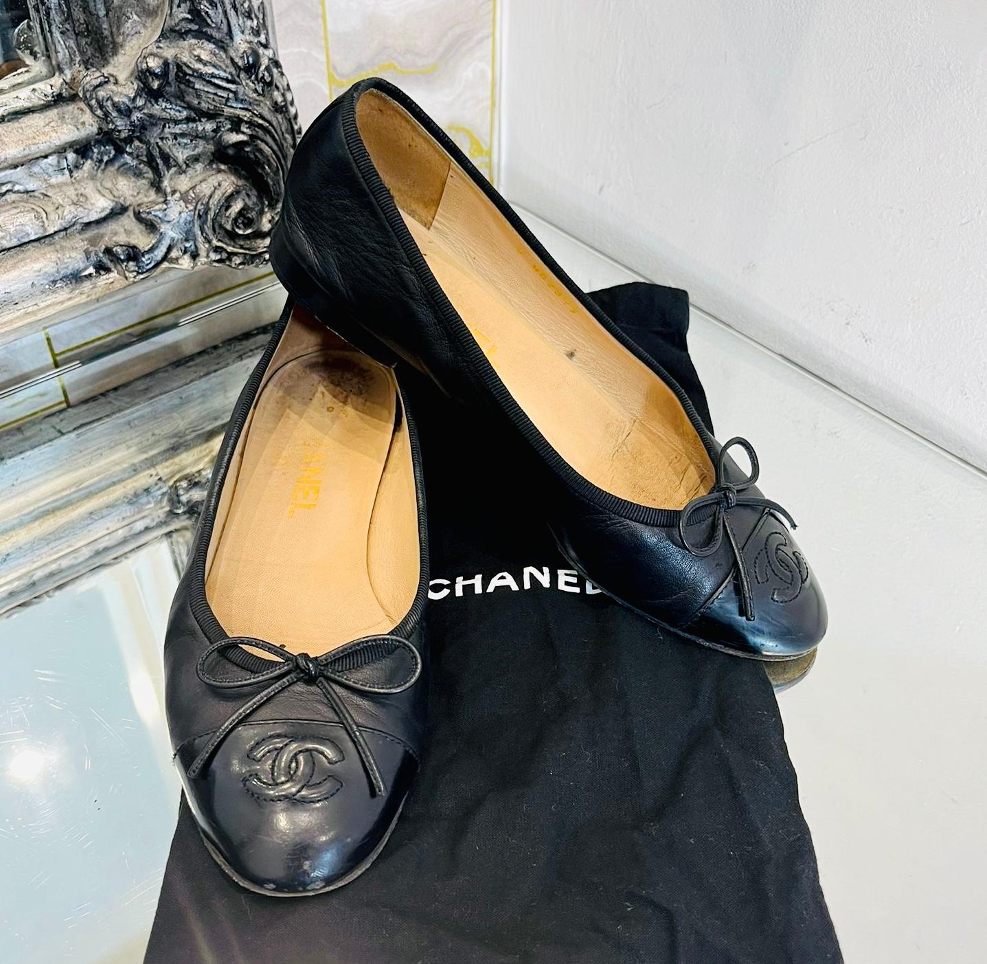 Chanel 'CC' Logo Leather Ballet Flat

Black, classy ballerinas designed with 'CC' logo stitching to the patent leather toe caps.

Detailed with bow detailing to the front, featuring leather lining and insoles. Rrp £790

Size – 37.5

Condition – Fair