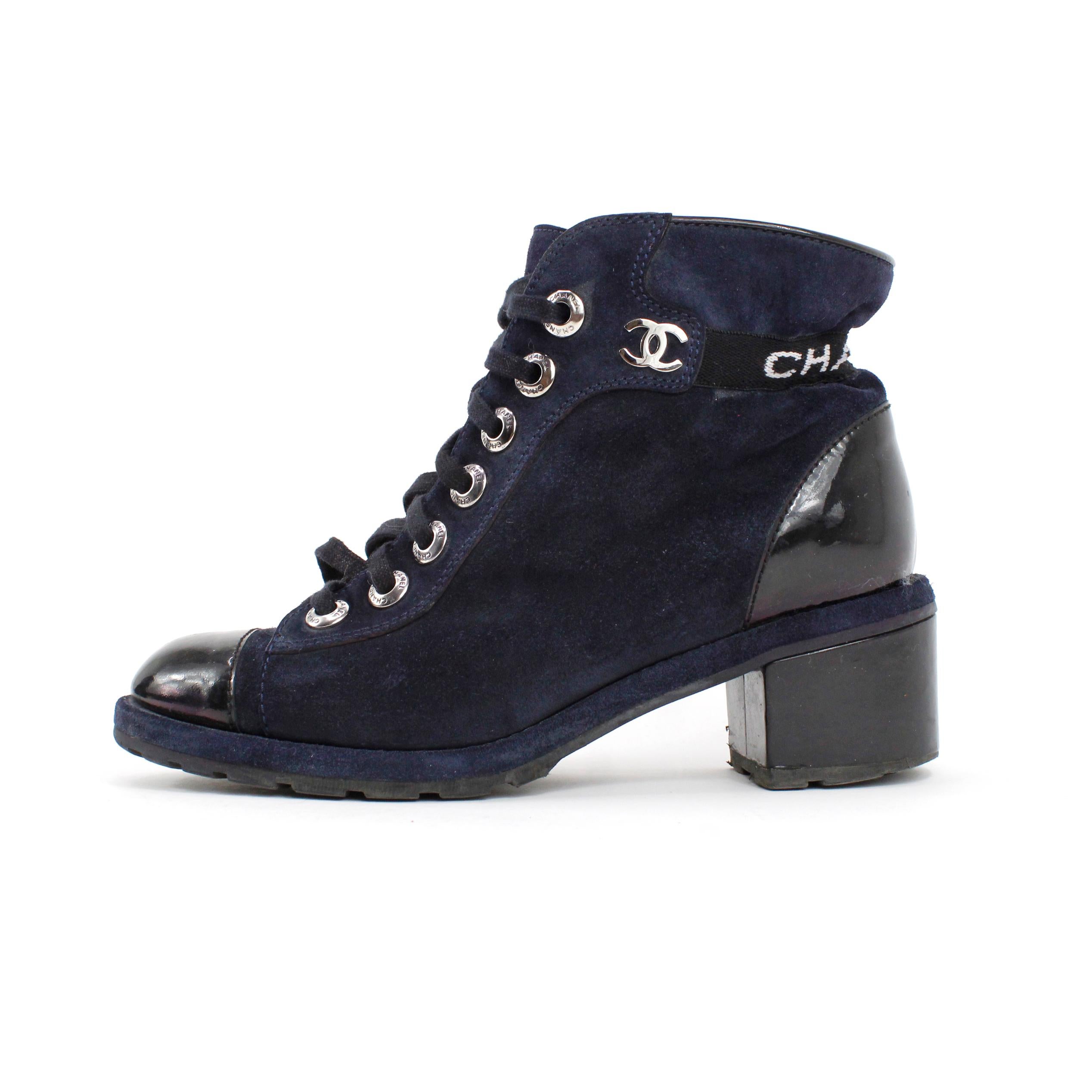 Chanel Stiefel aus Veloursleder + Lackleder, Farbe blau und schwarz. Größe 37,5 EU.

Bedingung: 
Wirklich gut, leichte Kratzer auf dem Lackleder.