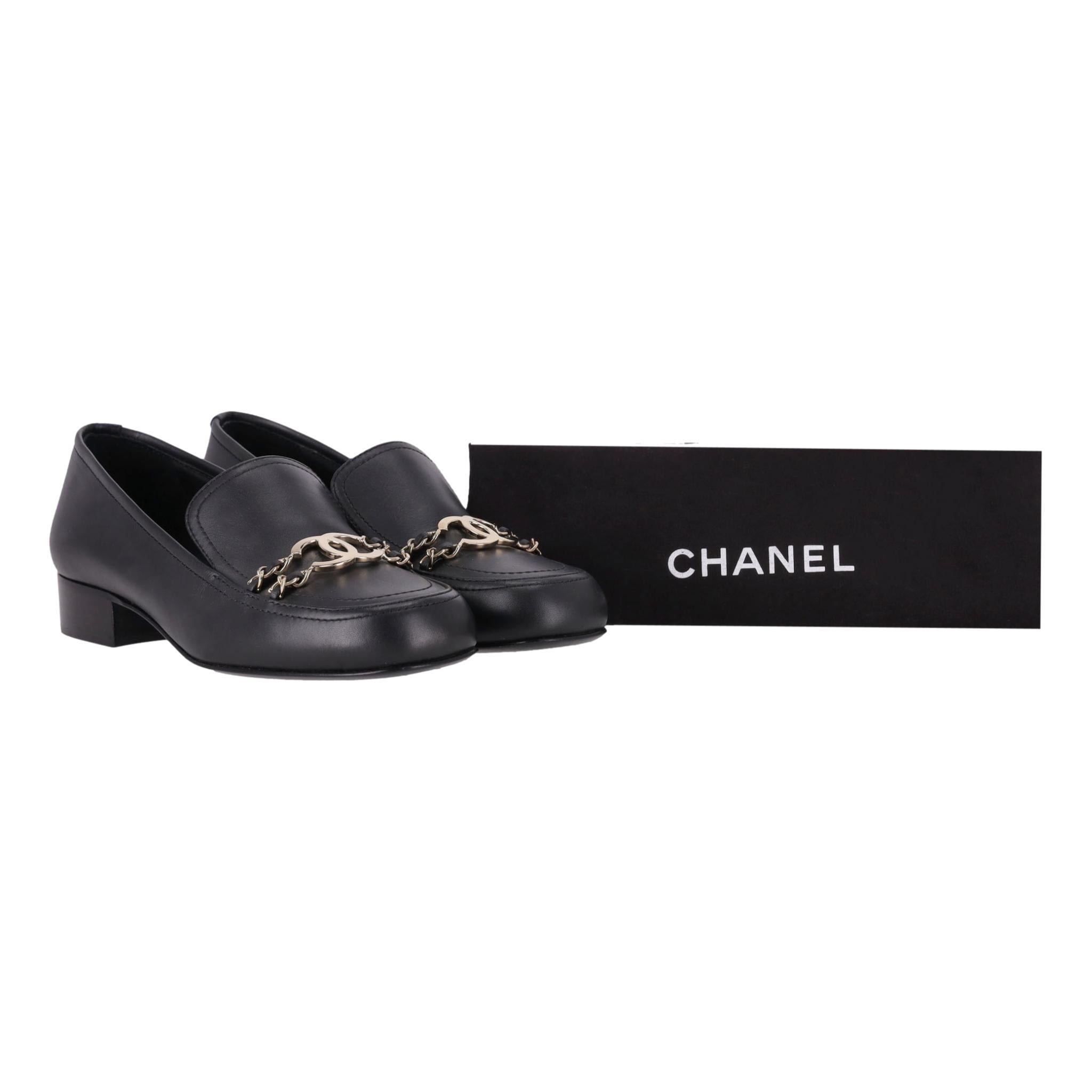 Chanel 'CC' Logo Leather & Chain Detail Loafers

Black loafers fully crafted from leather embellished with signature gold  'CC' logo and leather and chain detail to the vamp.

Featuring slip-on design with stacked block heel.

From Pre-Fall 2016