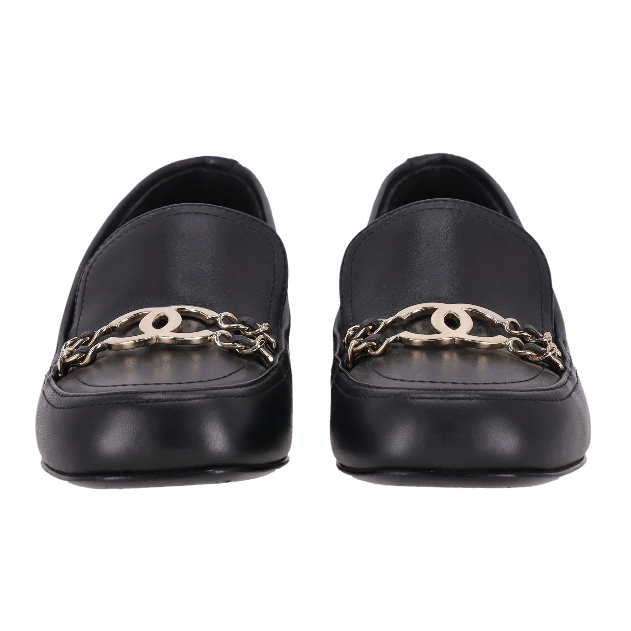 Chanel 'CC' Logo Leather & Chain Detail Loafers In Excellent Condition In London, GB