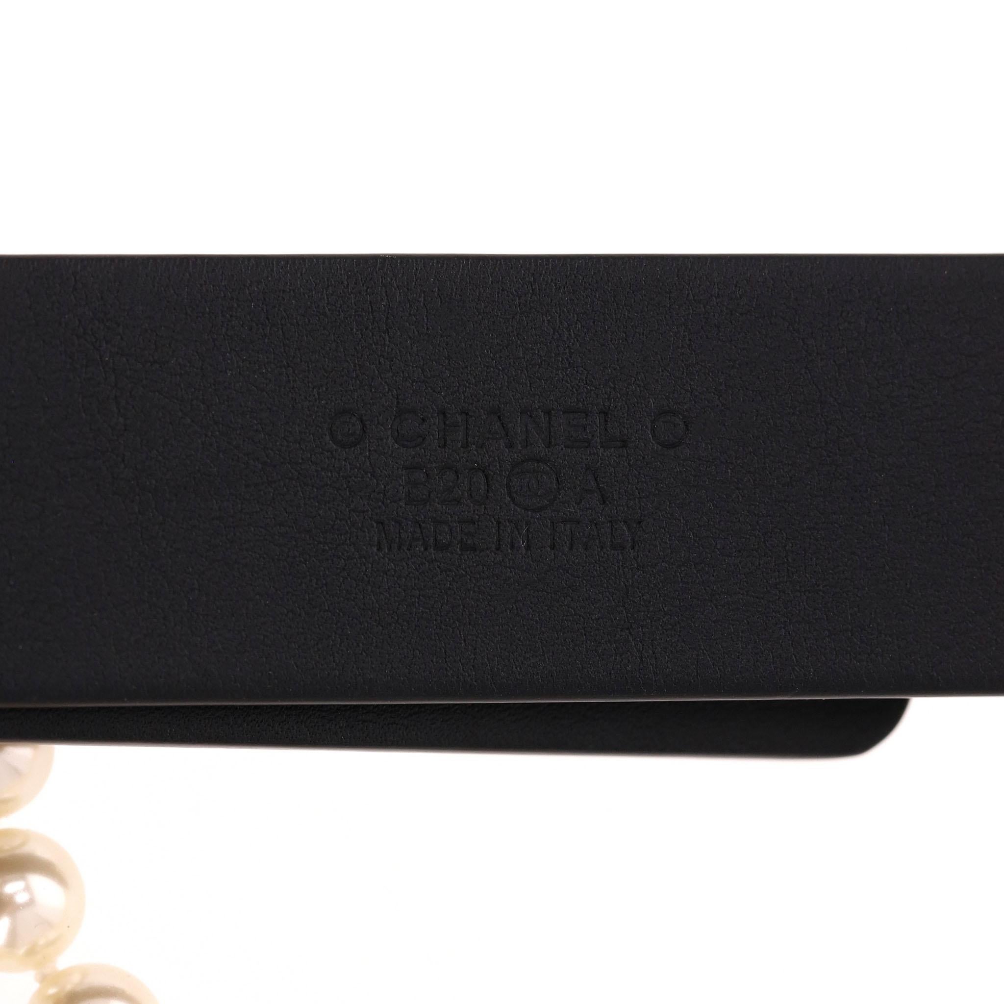 Cintura Chanel con logo 'CC', pelle e catena con perle in vendita 5