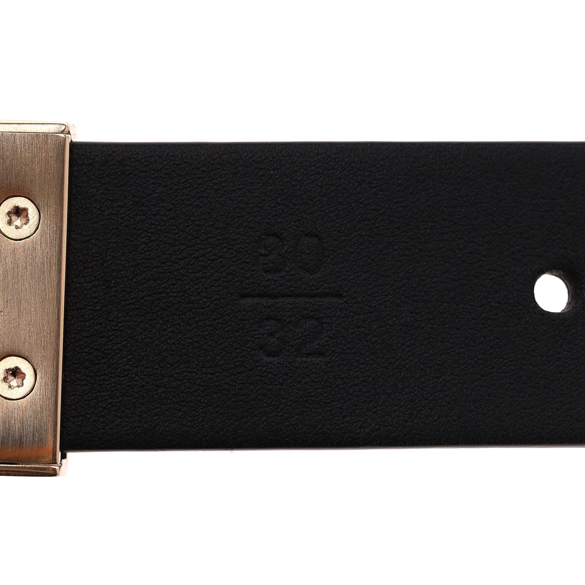 Cintura Chanel con logo 'CC', pelle e catena con perle in vendita 6